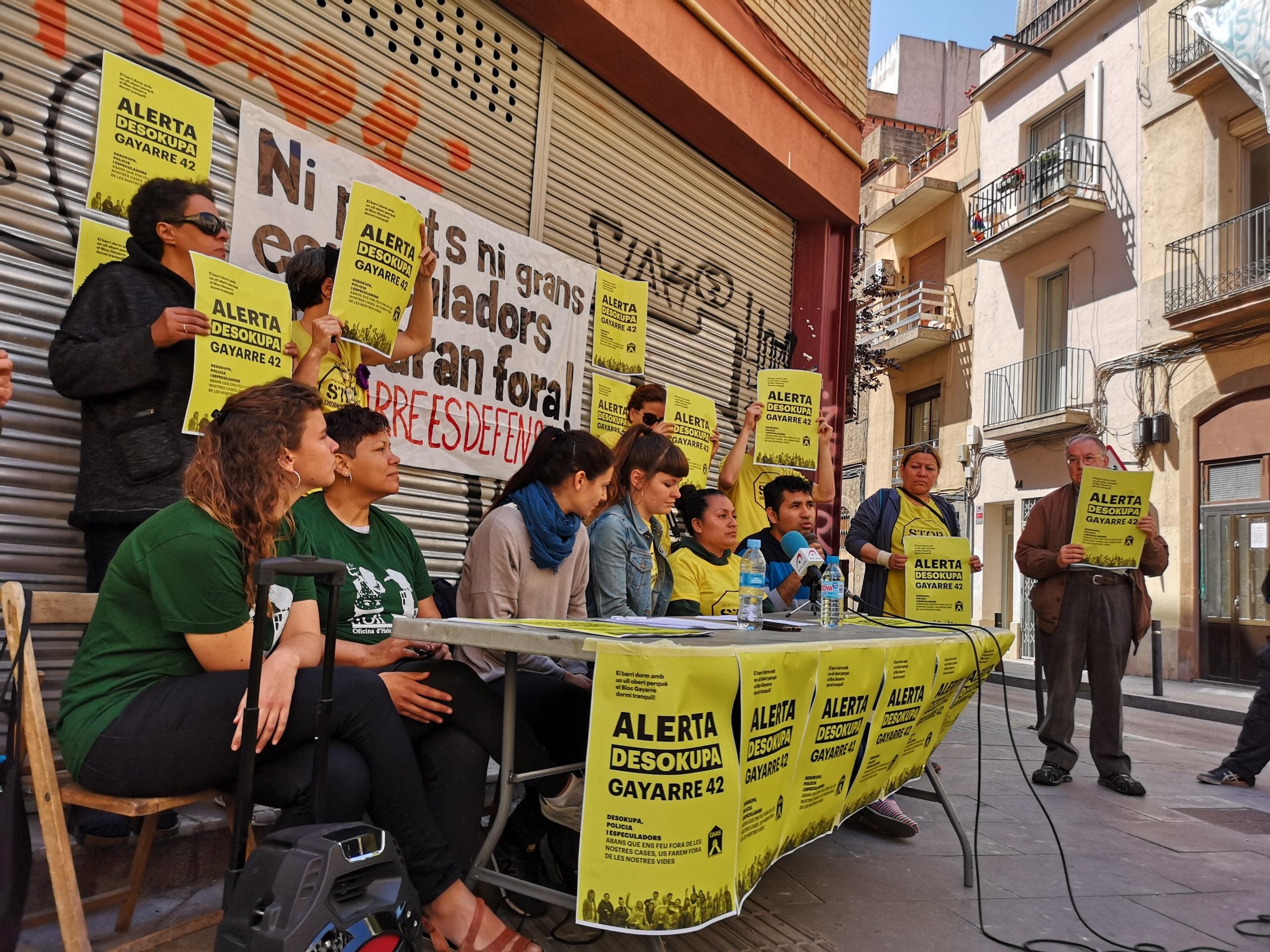 El Grup d'Habitatge de Sants ha organitzat una roda de premsa per parlar de la situació d'un edifici ocupat del carrer Gayarre. / D.C.