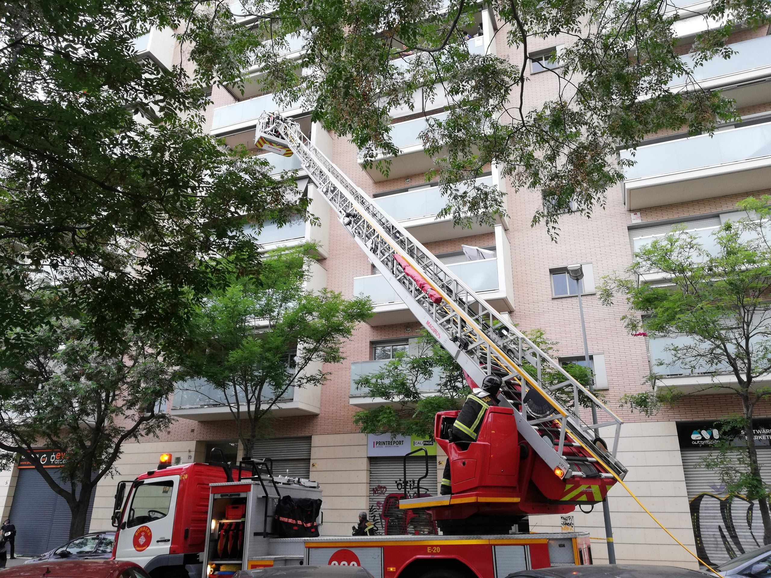 Els bombers actuant a l'incendi del carrer Fernando Pessoa, a Sant Andreu. / A.L.