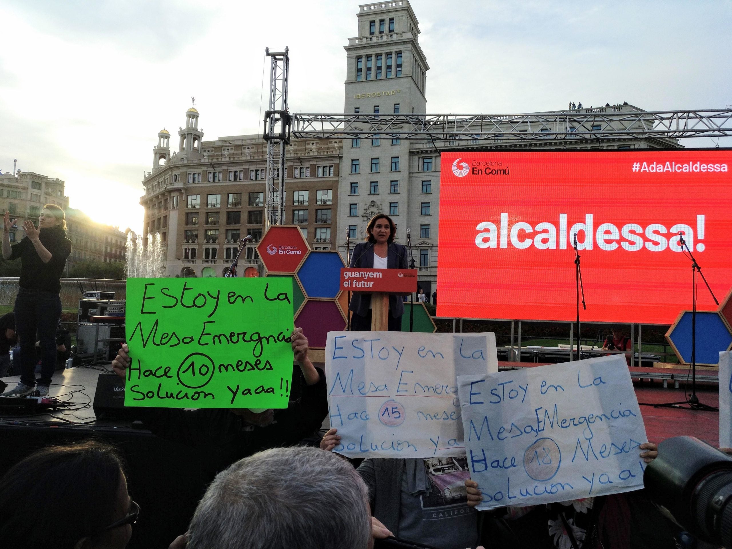 Protesta de desnonats mentre Ada Colau intervé al míting final de BComú / MMP