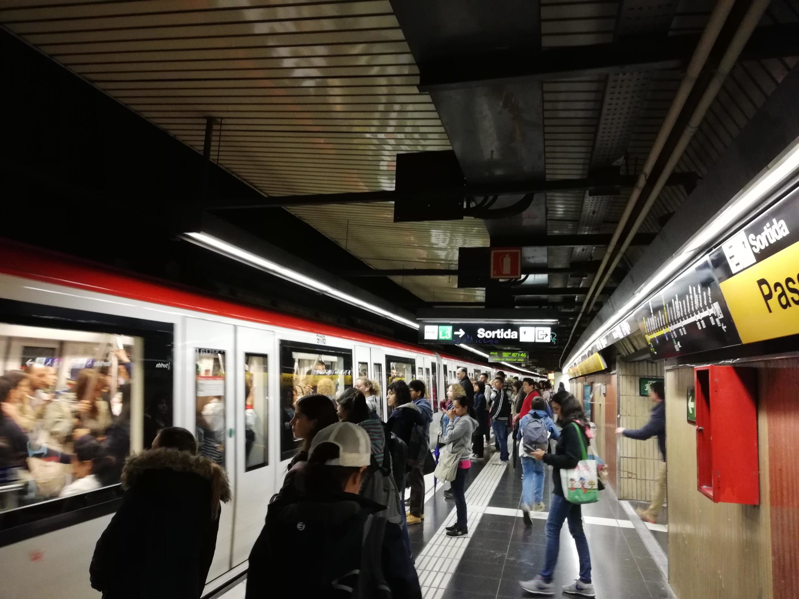 Usuaris del metro, aquest matí, a Passeig de Gràcia. | A. L.