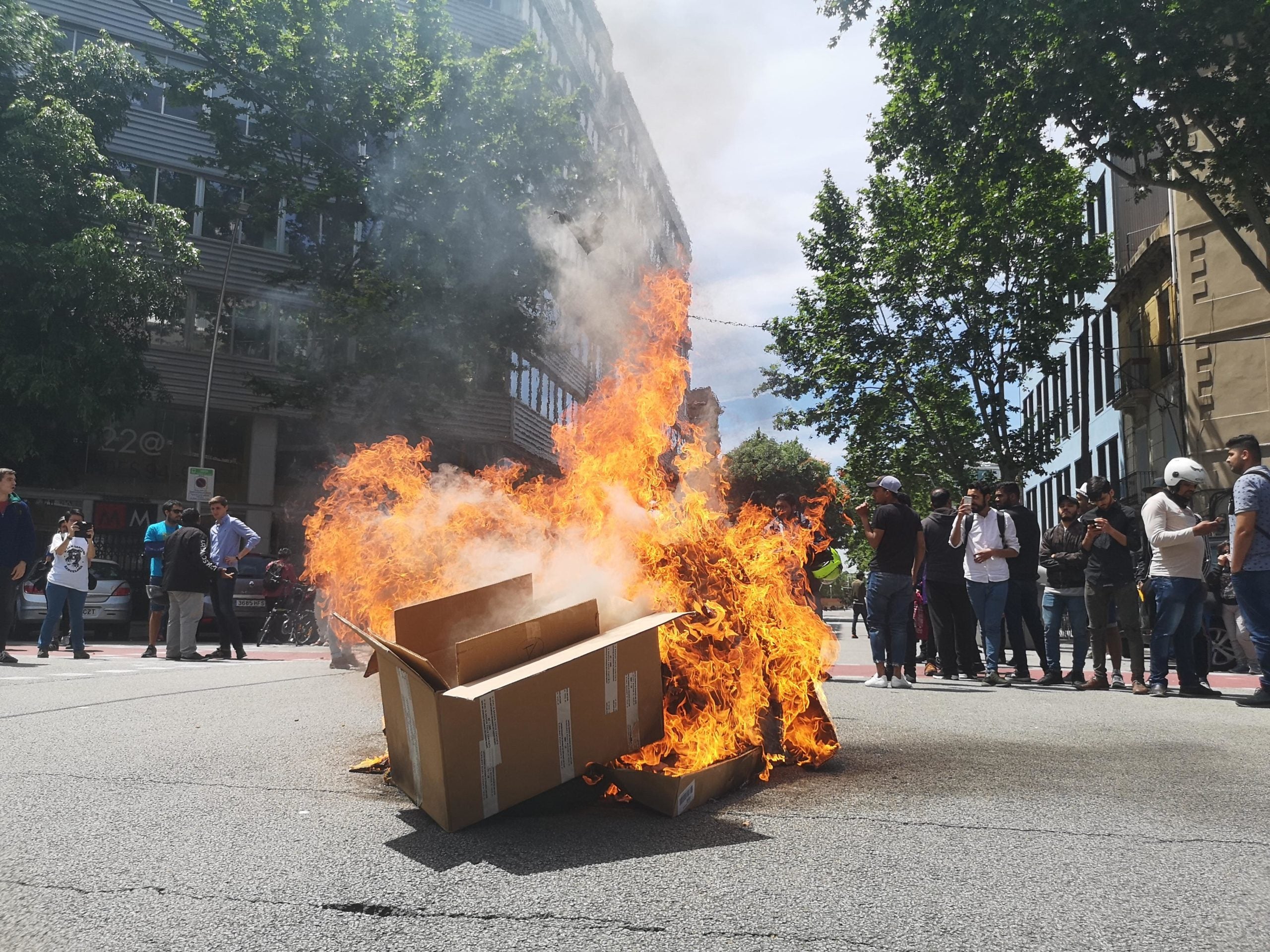 Motxilles, pneumàtics i cartró cremant contra la precaretat de Glovo, / D.C.