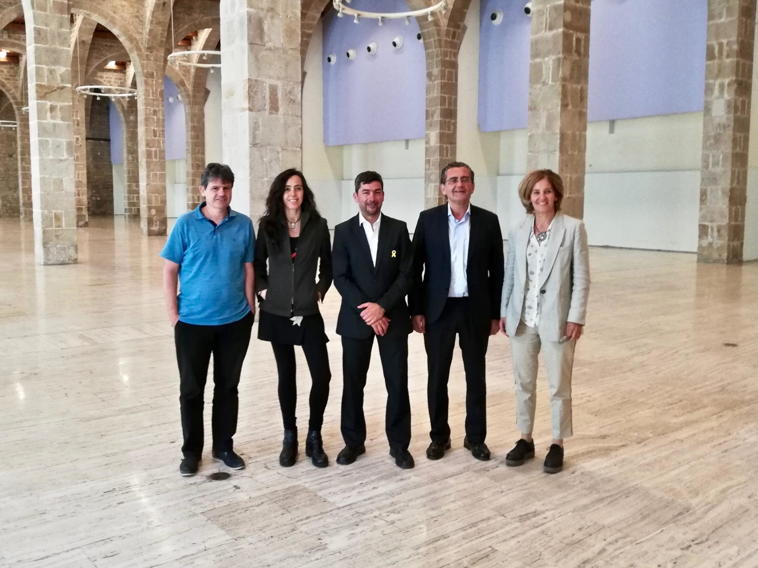 Joan Canadell (centre), Mònica Roca i la resta de la nova executiva d'Eines de País al Museu Marítim / XFDC