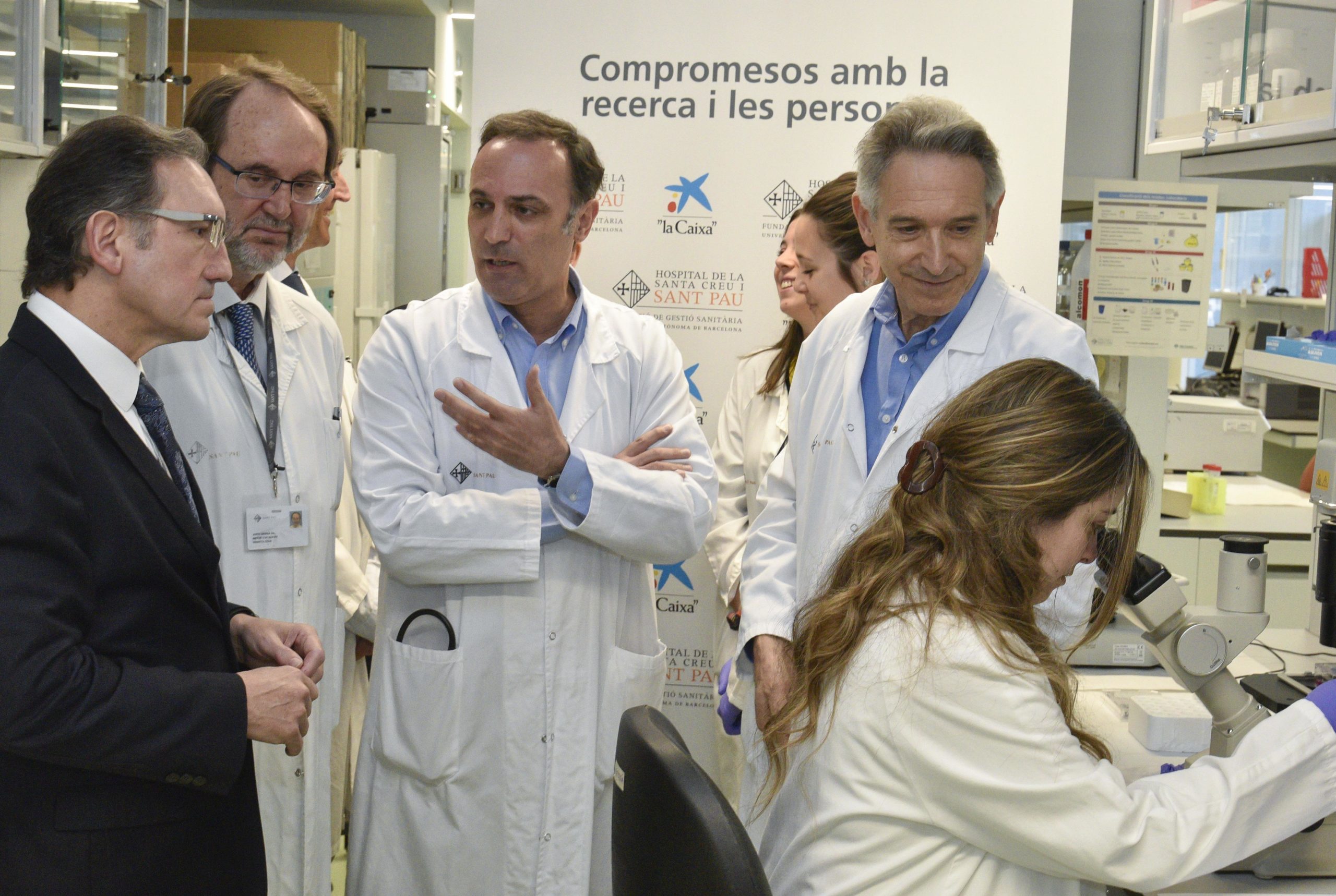 El director general de la Fundació Bancària ”la Caixa”, Jaume Giró, acompanyat per metges de l’Hospital de Sant Pau, al laboratori abans de presentar-se l’assaig clínic únic d’immunoteràpia per a càncer limfàtic / La Caixa