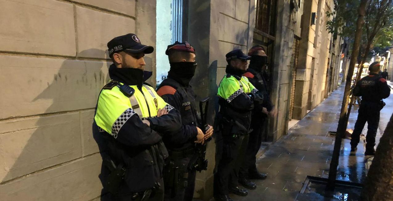 Agents de la Guàrdia Urbana i dels Mossos d'Esquadra, en una operació al Raval / GUB