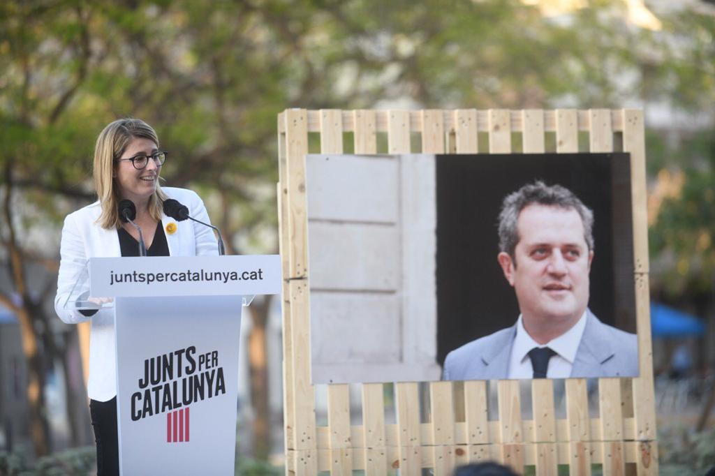 Elsa Artadi, amb una foto de Quim Forn, en el míting de JxCat a la plaça Virrei Amat, a Nou Barris, per la campanya de les eleccions municipals / JxCat 