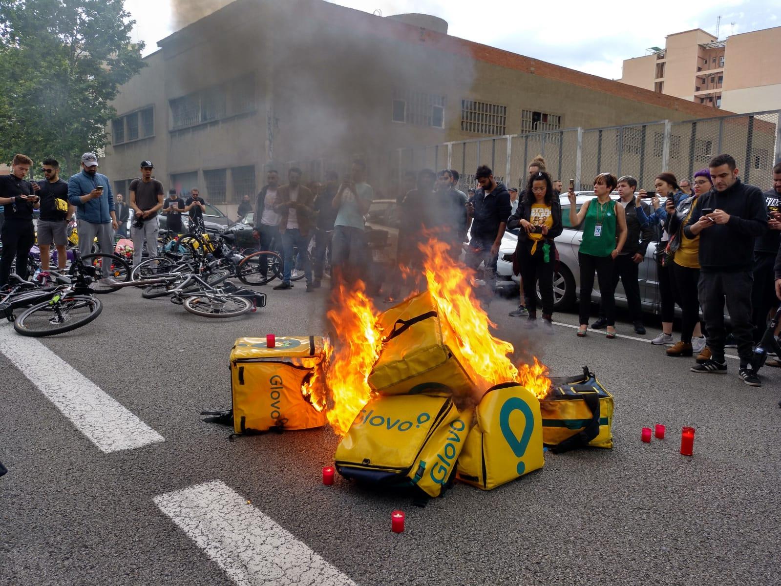 Motxilles dels repartidors de Glovo cremades en protesta per la mort del seu company. / M.M.Pauné