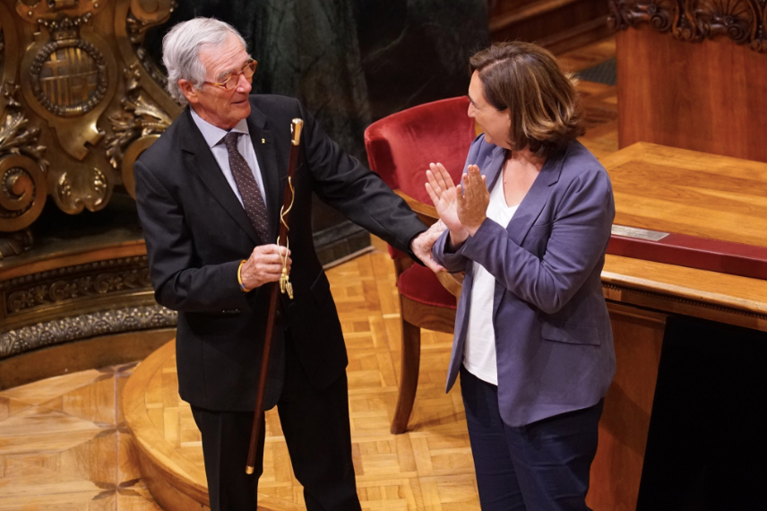 Xavier Trias rep la vara d'honor de mans d'Ada Colau / Ajuntament de B