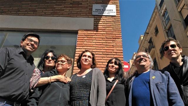 La germana de Pepe Rubianes, al costat de Gerardo Pisarello, en la inauguració del carrer de l'humorista | Europa Press