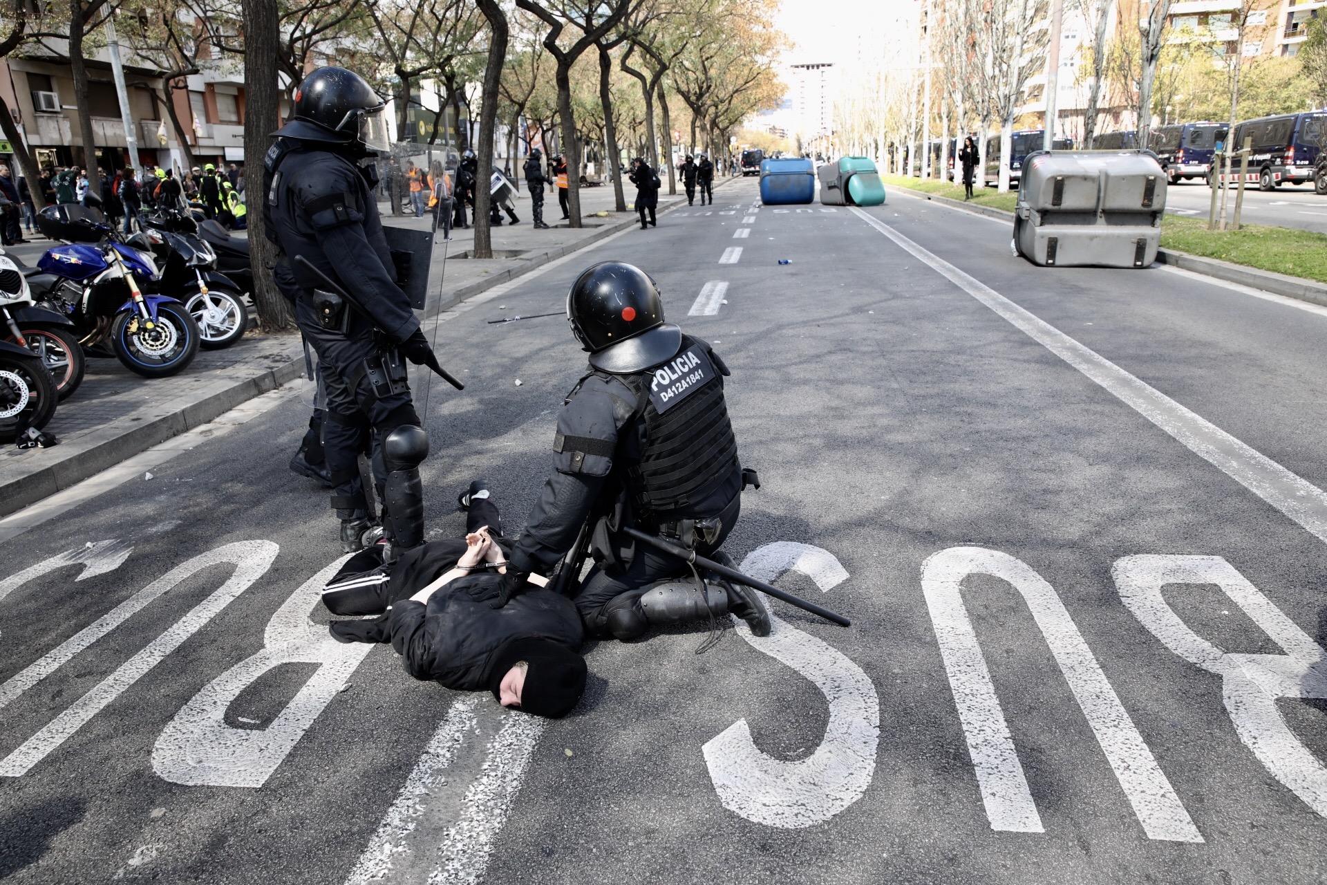 Un manifestant contra l'acte de Vox, immobilitzat a terra pels Mossos d'Esquadra / Jordi Play