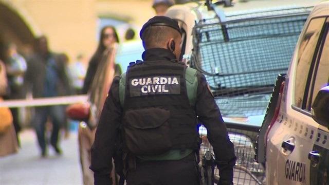 La Guàrdia Civil actuant en el marc de l'operació contra aquesta dona. / Europa Press (Guardia Civil)