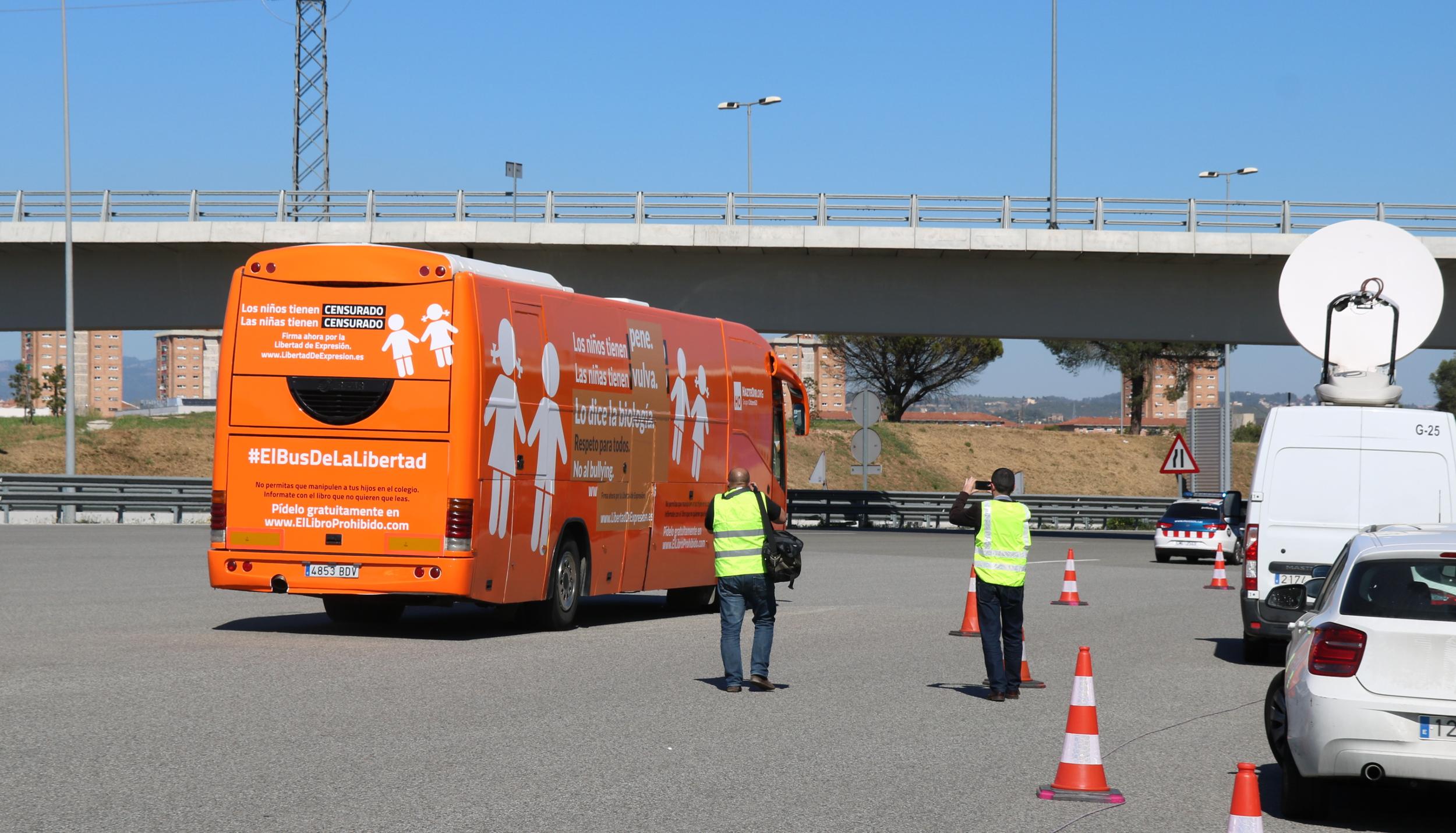 El bus d'Hazte Oir al peatge de Martorell el 2017, custodiat pels Mossos / ACN - Àlex Recolons