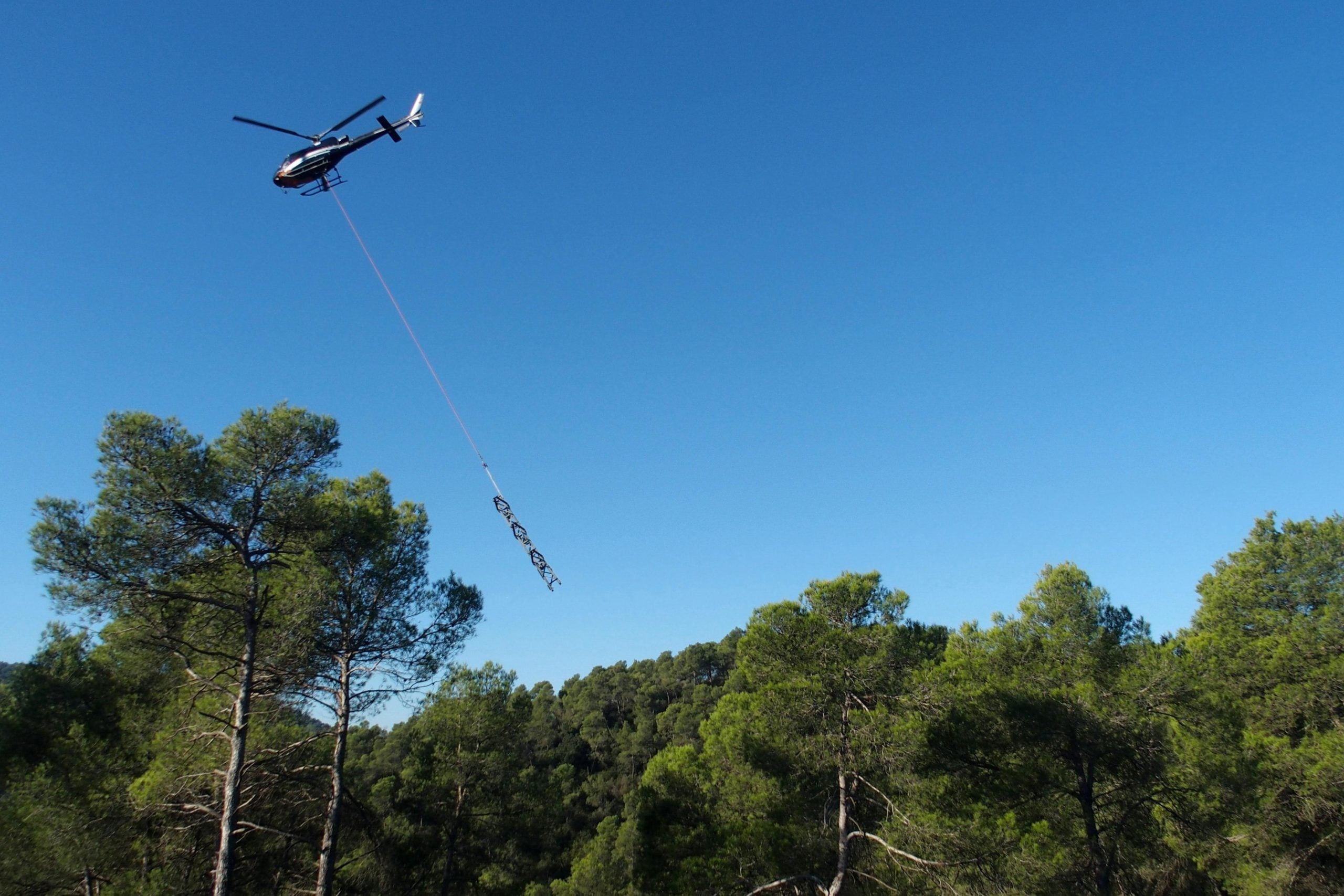 Un helicòpter sobrevola la serra de Collserola. / ACN (Endesa)