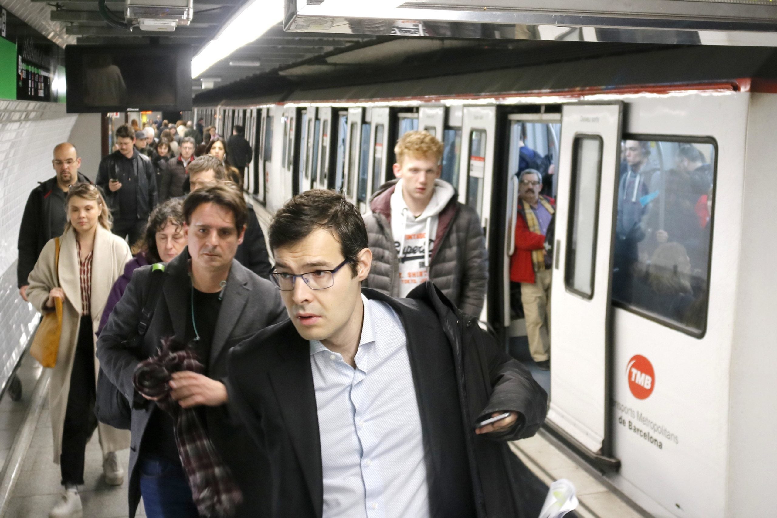 Passatgers al metro en el primer dia de la vaga parcial que coincideix amb el MWC 2019 / ACN