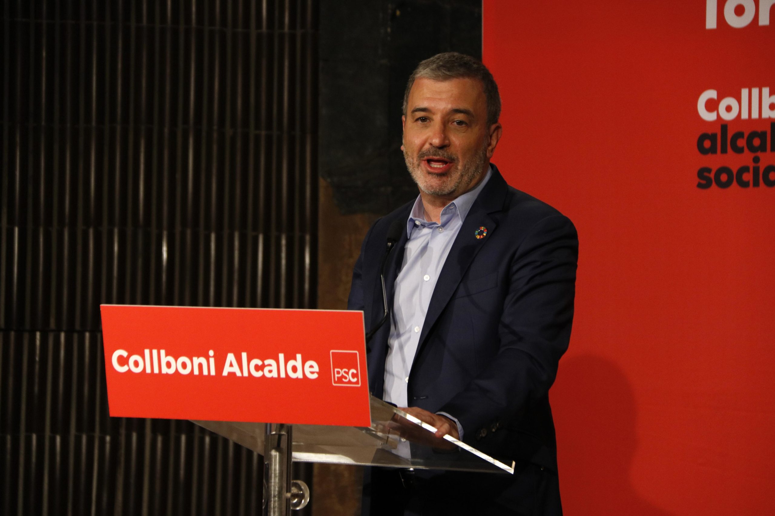 Primer pla del candidat del PSC, Jaume Collboni, parlant en un acte a Gràcia. / ACN (Sílvia Jardí)