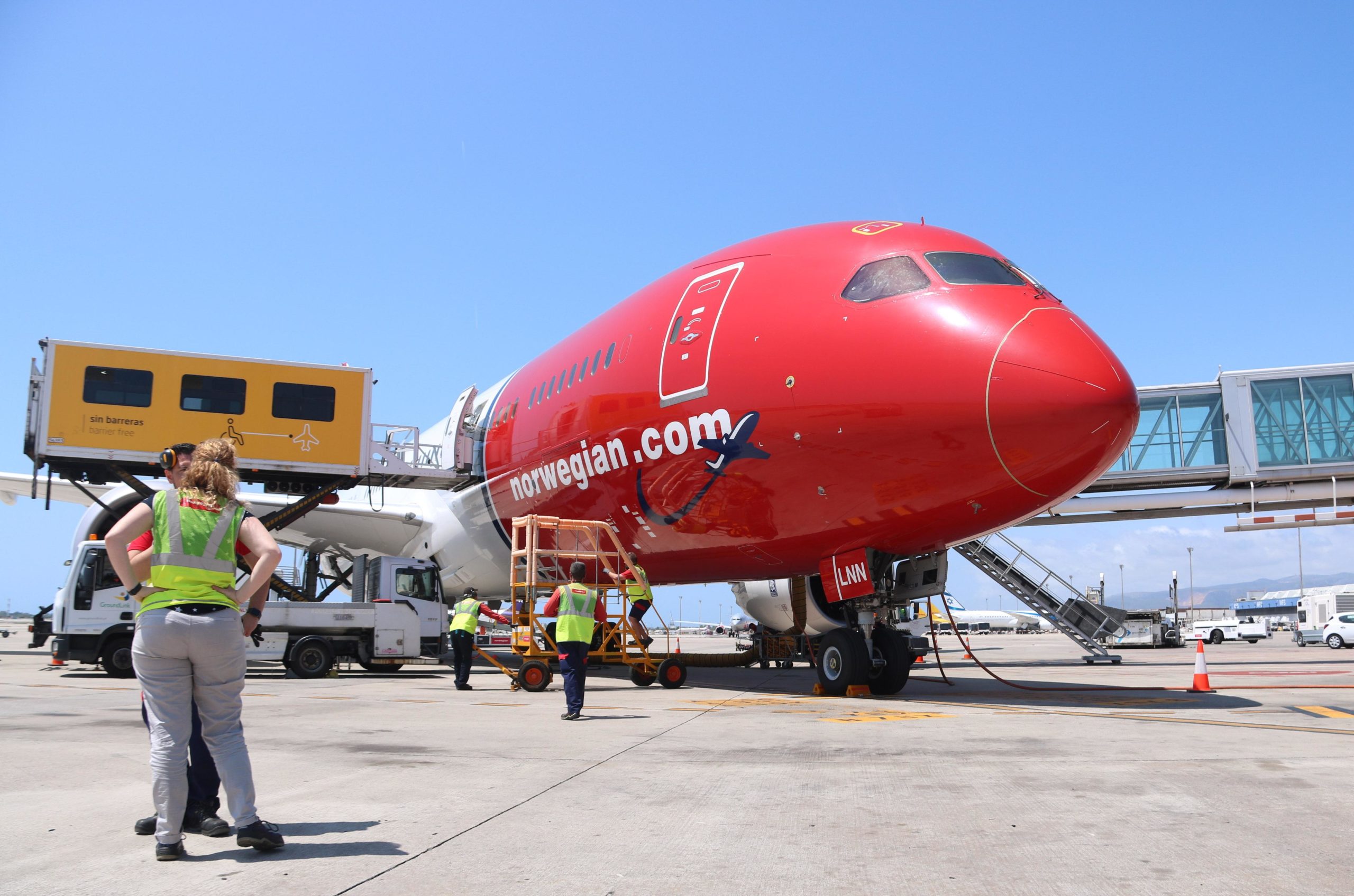 Arribada a la pista de l'aeroport del Prat del primer avió de Norwegian que farà la ruta entre Barcelona i Chicago, el 7 de juny del 2019 / ACN