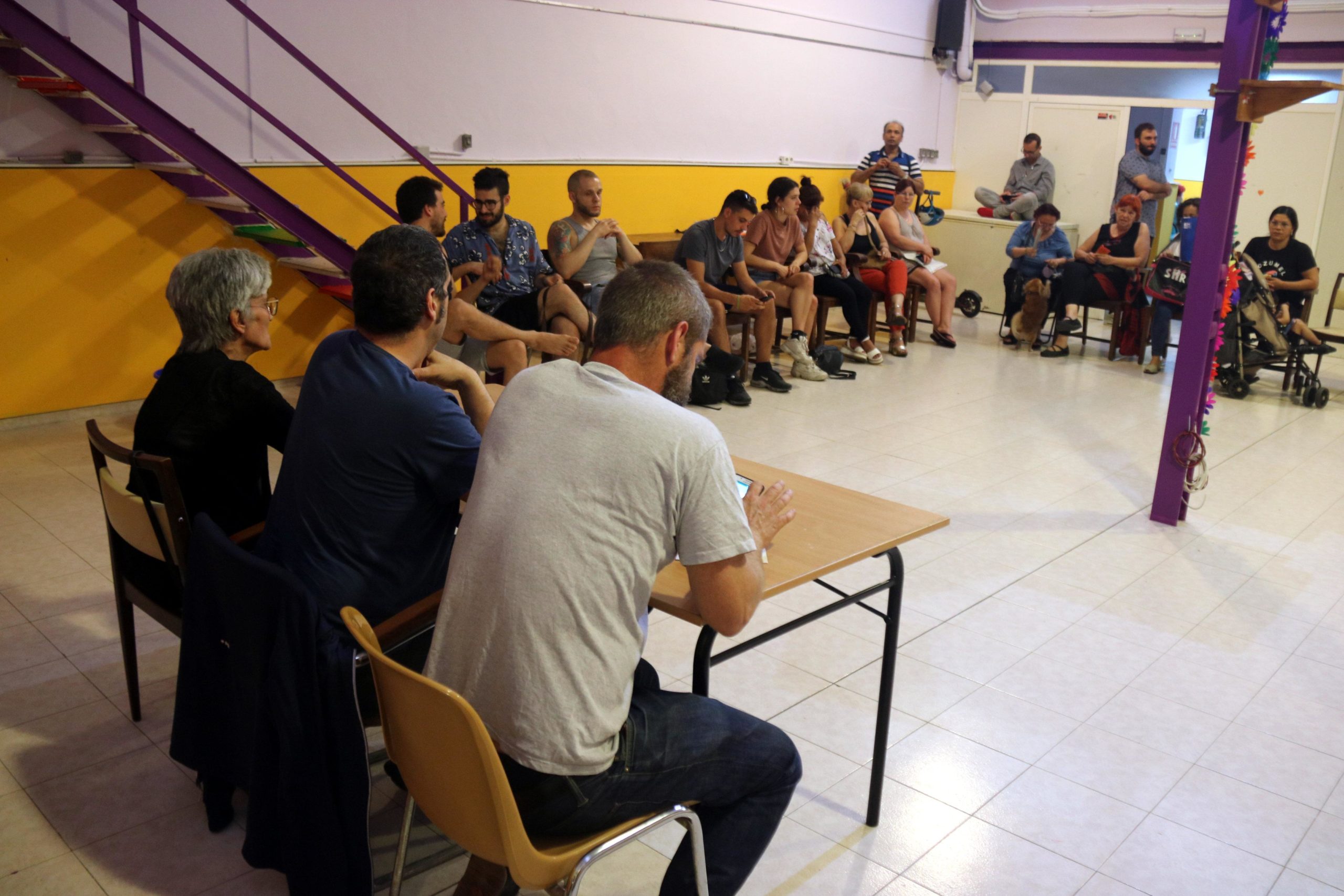 Reunió del Sindicat de l'habitatge del Raval, on cada setmana desenes de veïns exposen el seu cas / ACN - Miquel Codolar