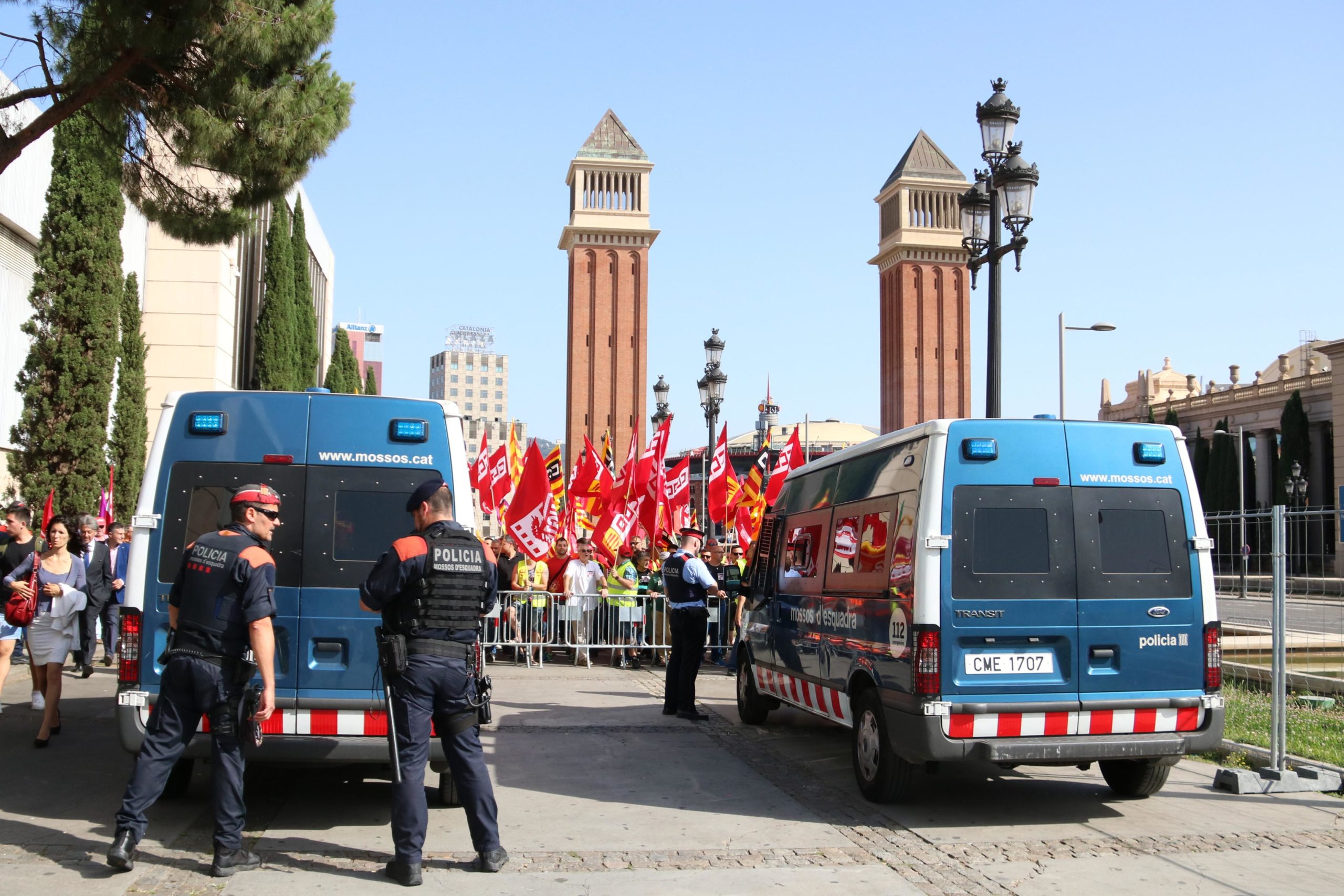 La manifestació dels treballadors del transport i la logística davant de Fira de Barcelona / ACN