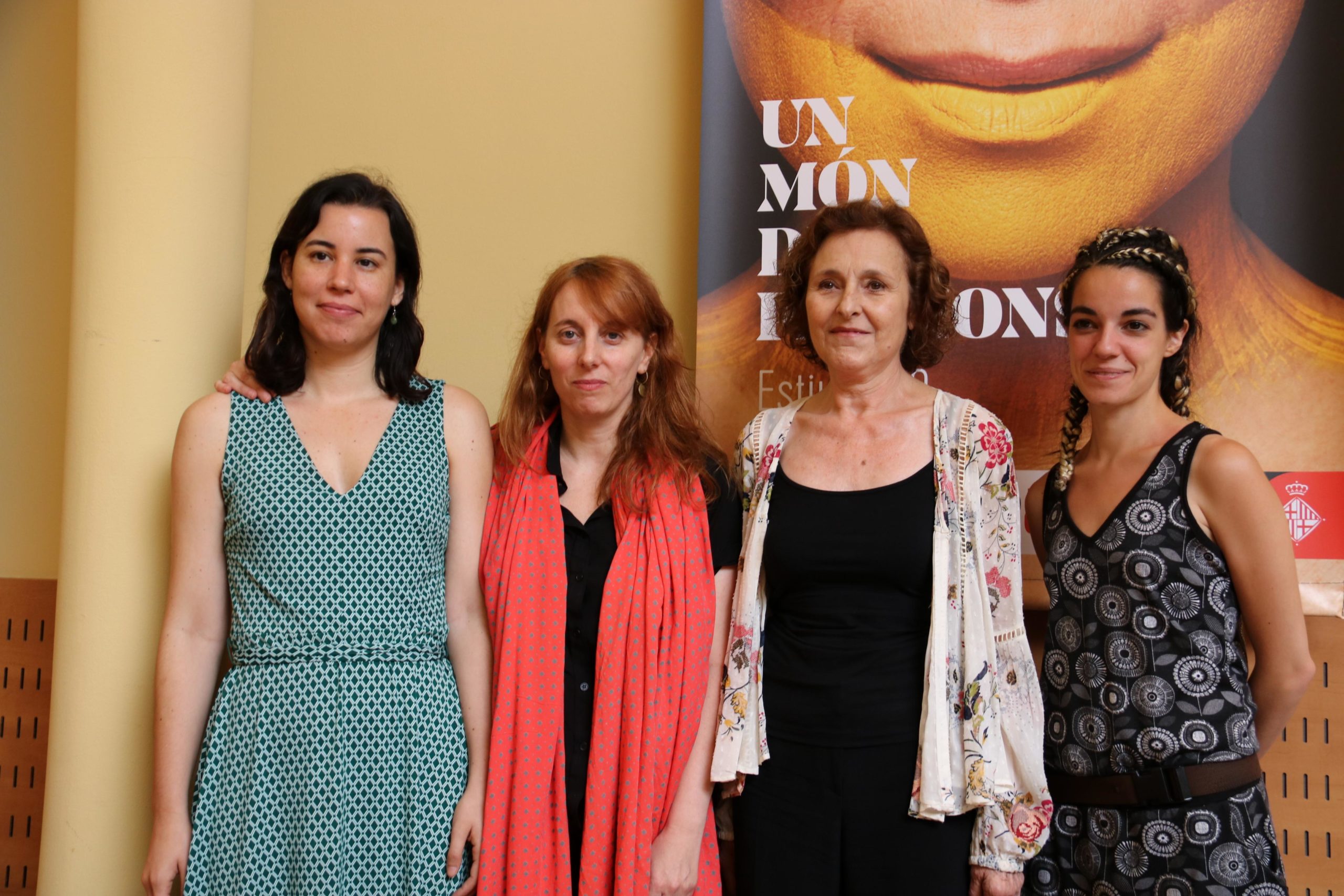 La directora d''Amor mundi', Victoria Szpunberg (segona per l'esquerra) amb les protagonistes de l'obra 'Amor mundi', Marta Angelat, Aina Calpe i Blanca Garcia-Lladó / ACN