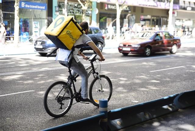 Un ciclista repartidor de Glovo, en una imatge d'arxiu | Europa Press