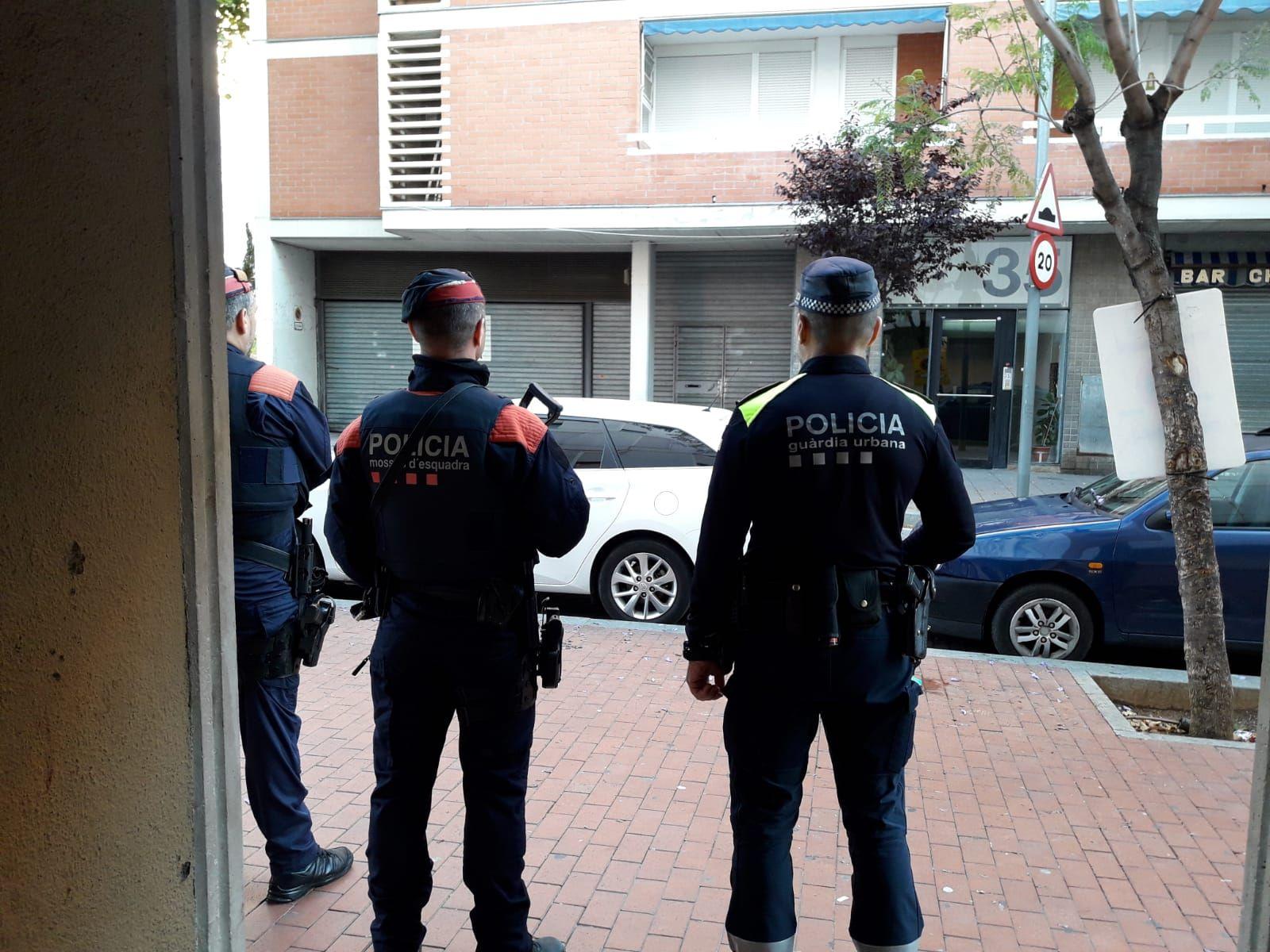 Dos agents dels Mossos d'Esquadra i de la Guàrdia Urbana en l'operació antidroga de Nou Barris / GUB