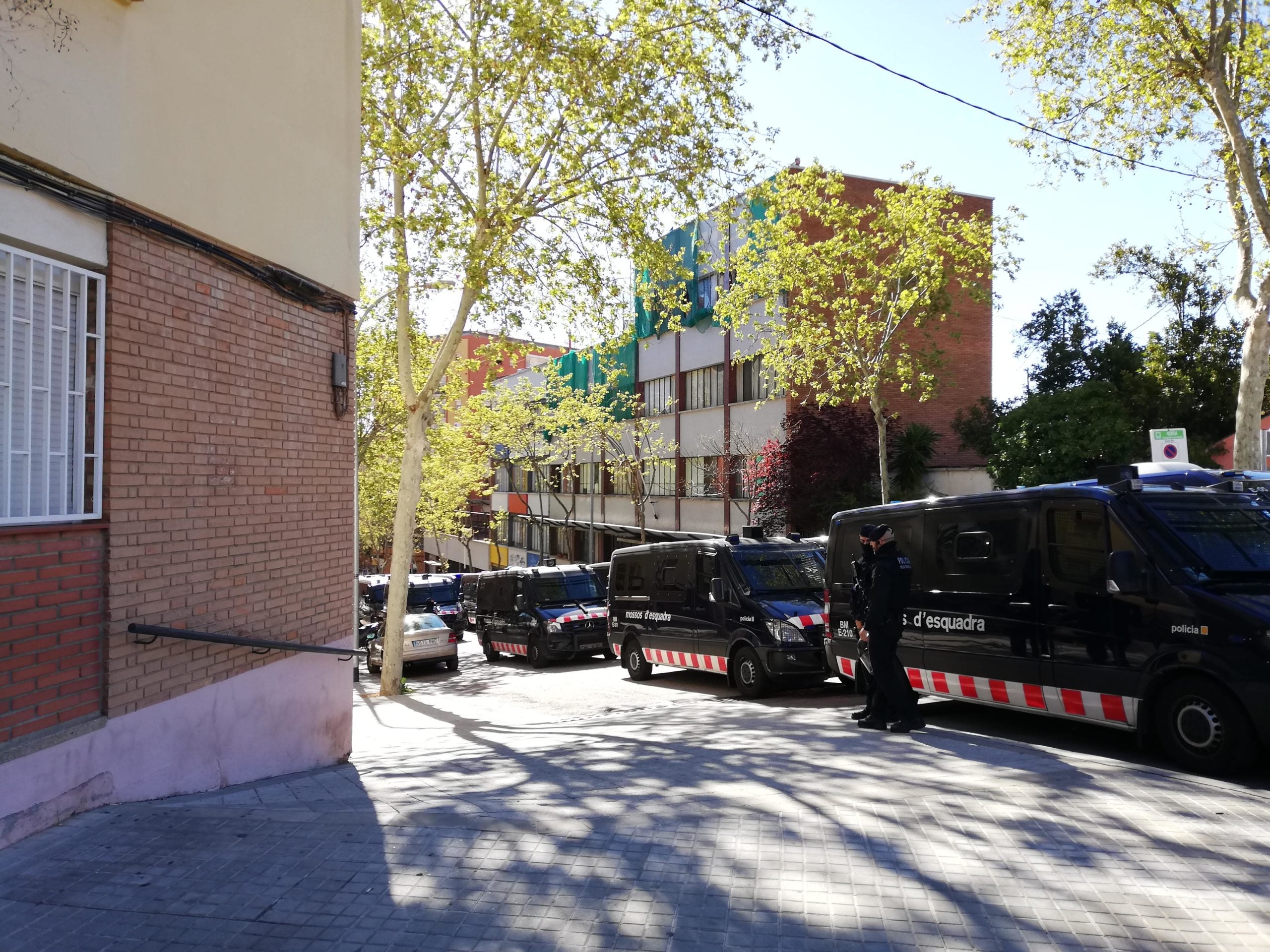 Furgons dels Mossos davant de l'escola on es va gravar 'Merlí', al fons de la imatge, el 4 d'abril / X.F.C.