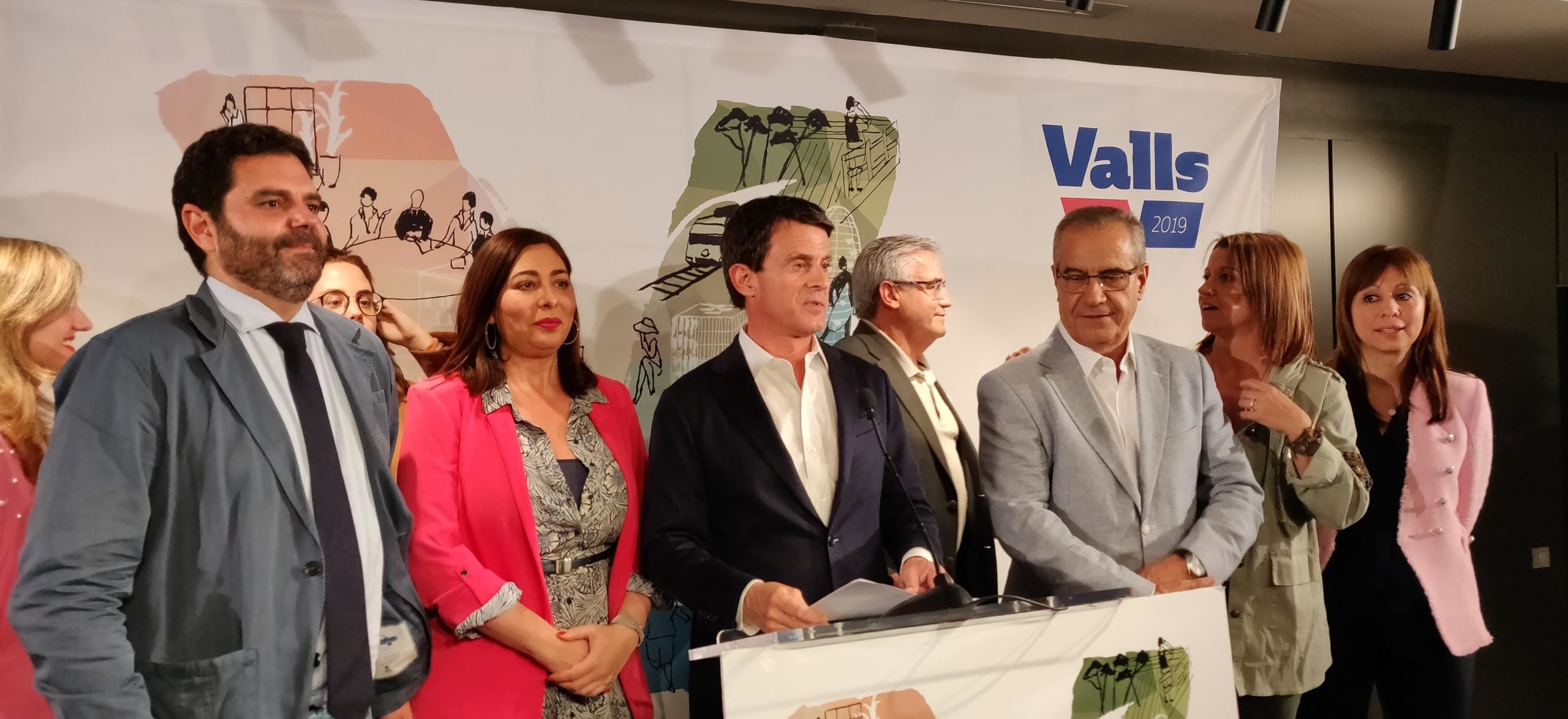 Valls, amb Corbacho i altres membres de la seva candidatura, valorant els resultats del 26M / Jordi Carné