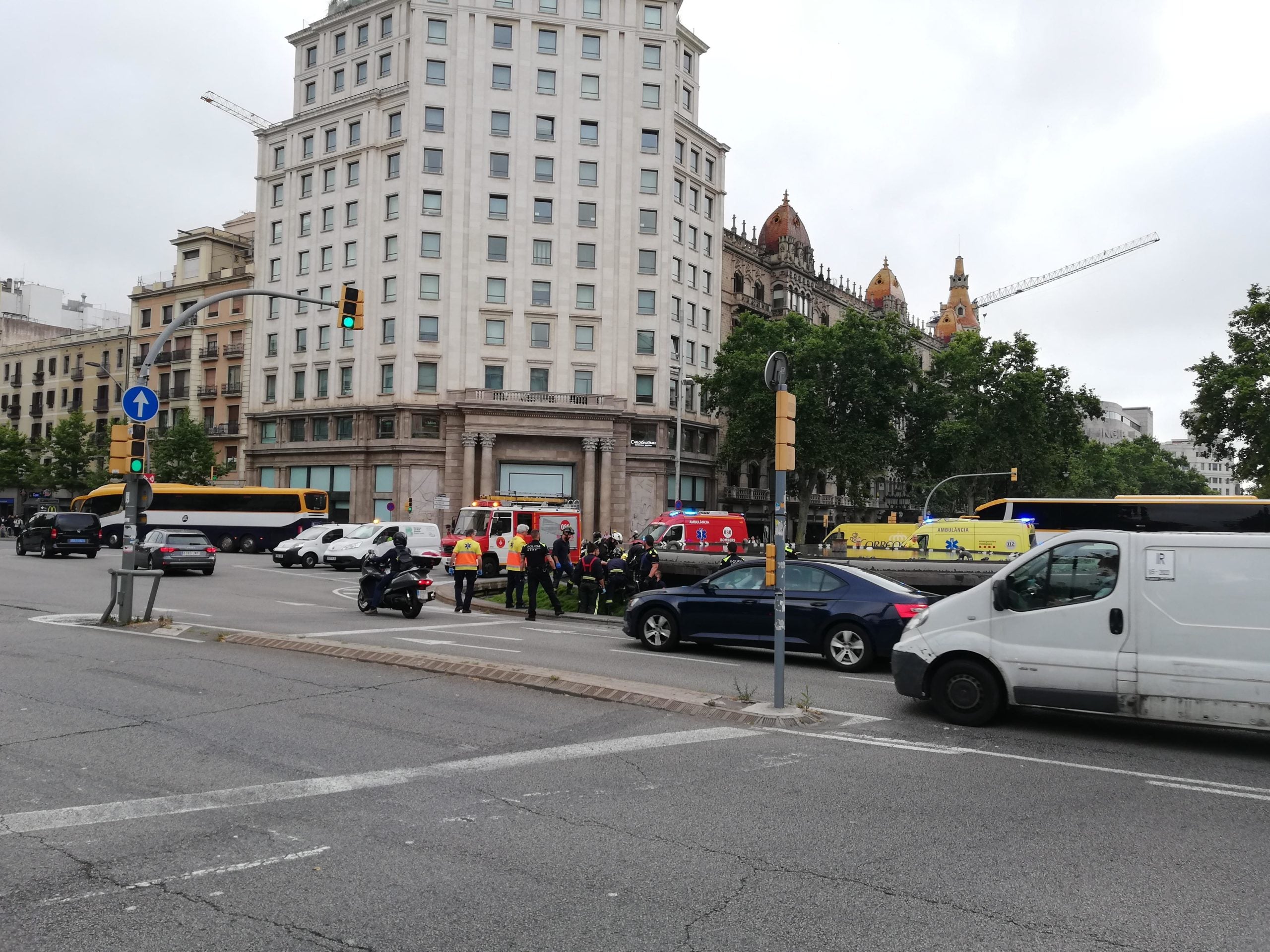 Els bombers treuen el noi de la font de passeig de Gràcia. | A. L.