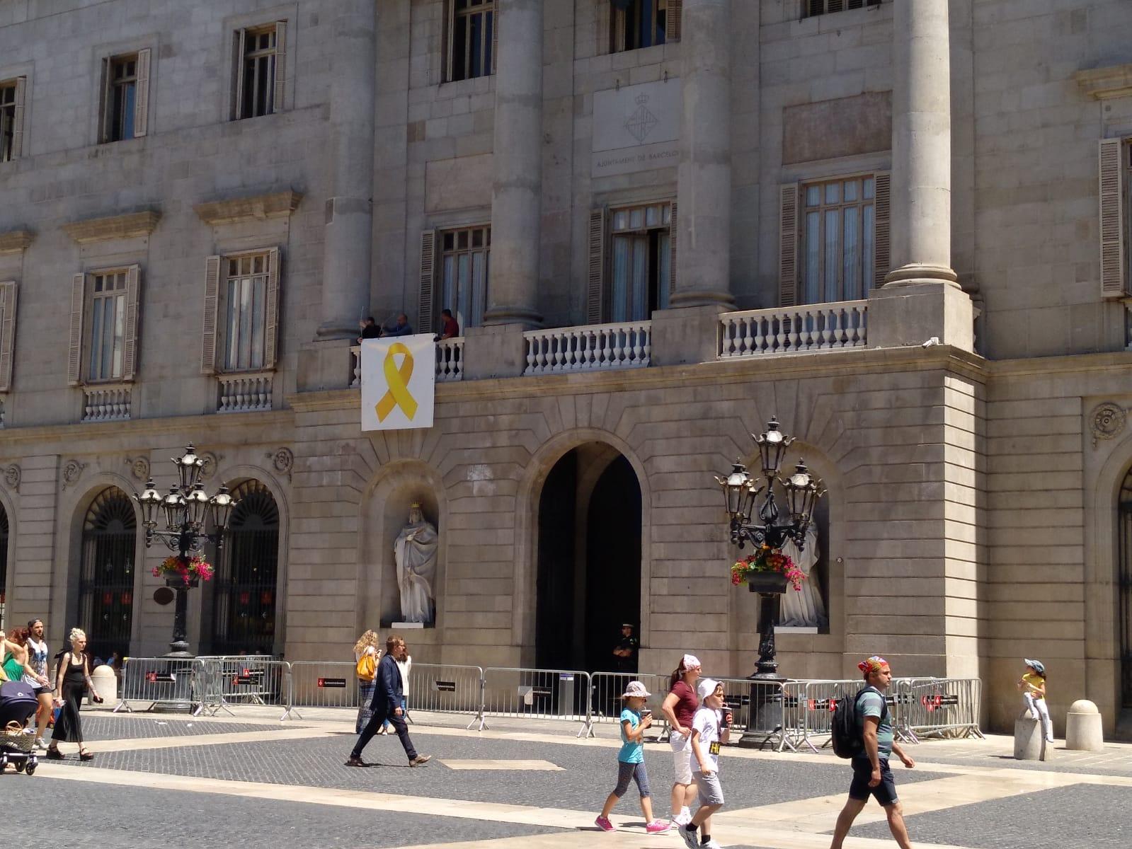 El llaç groc ha tornat a la façana de l'Ajuntament de Barcelona / M.M.P.