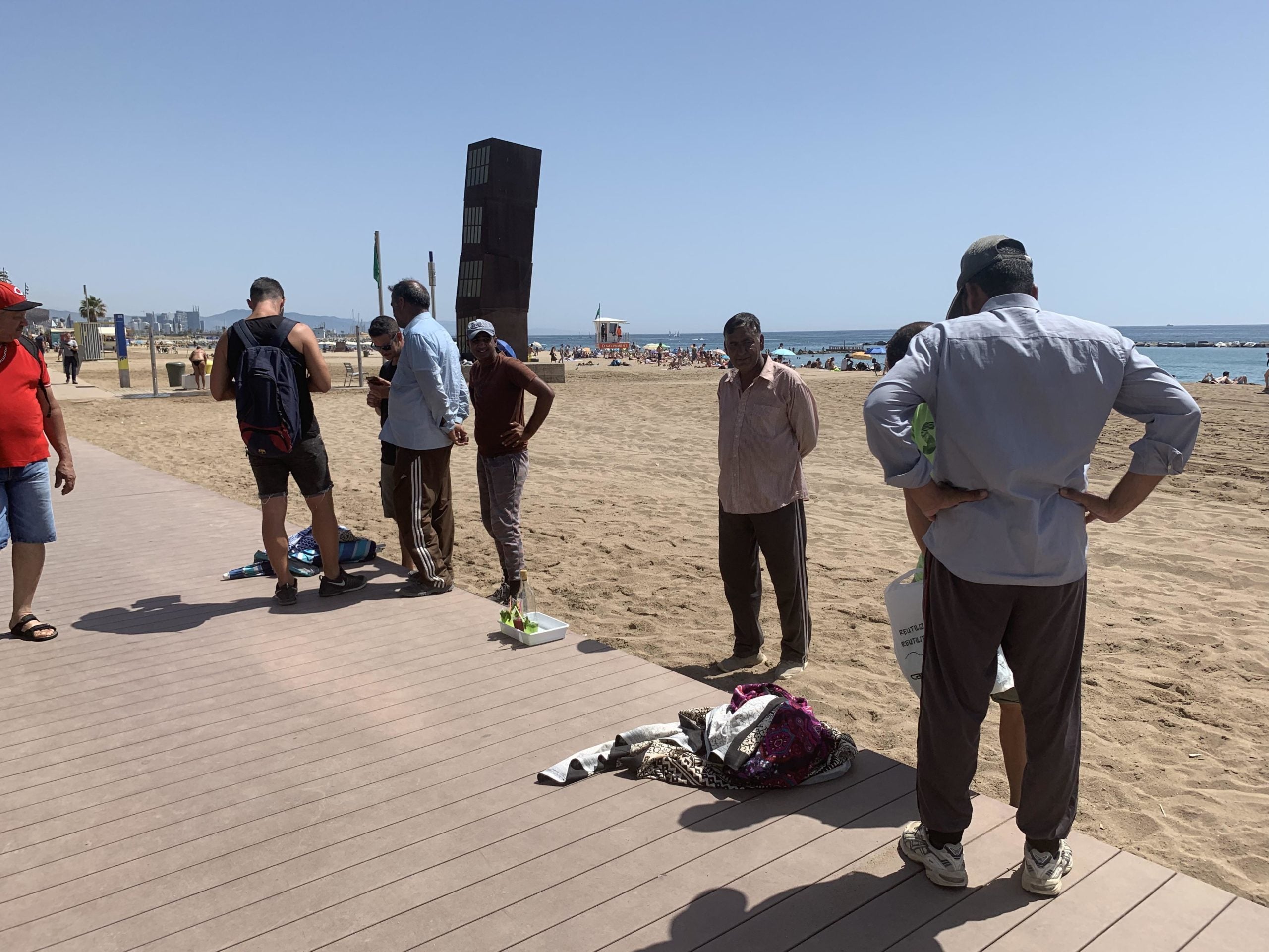 Venedors ambulants de 'mojitos' i pareos de la Barceloneta interceptats pel grup de platges de la Guàrdia Urbana de Barcelona / S.B.