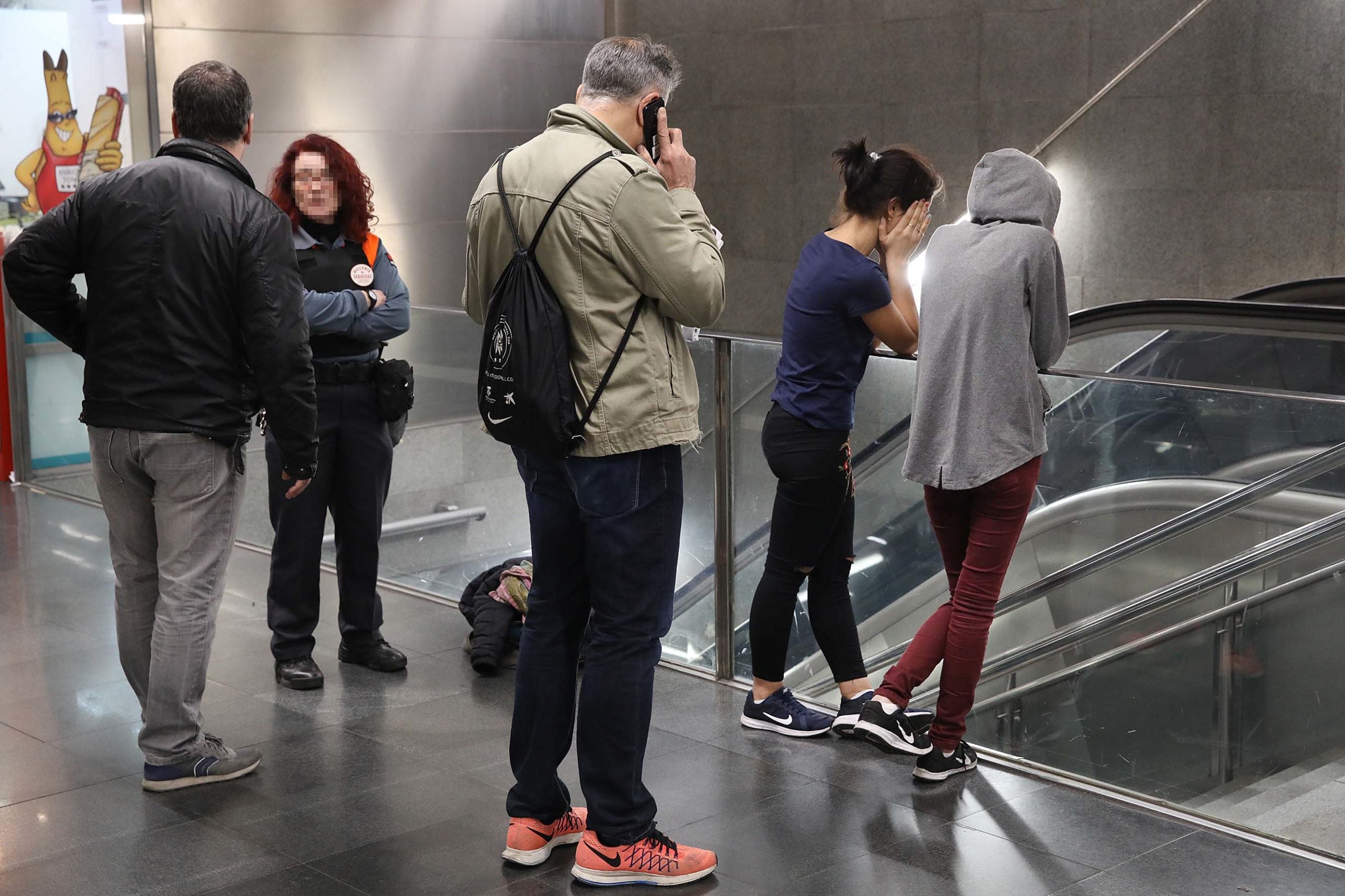 Mossos de la l'Àrea de Seguretat del Transport Metropolità (Astmet), identificant un grup de carteristes al metro / Jordi Play