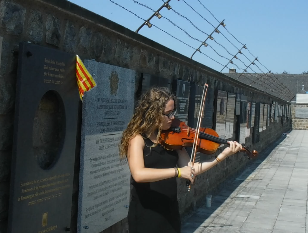 Una estudiant de Nou Barris, Ariadna Gómez, interpretant cançons que cantaven els catalans deportats a Mauthausen. / Cedida 