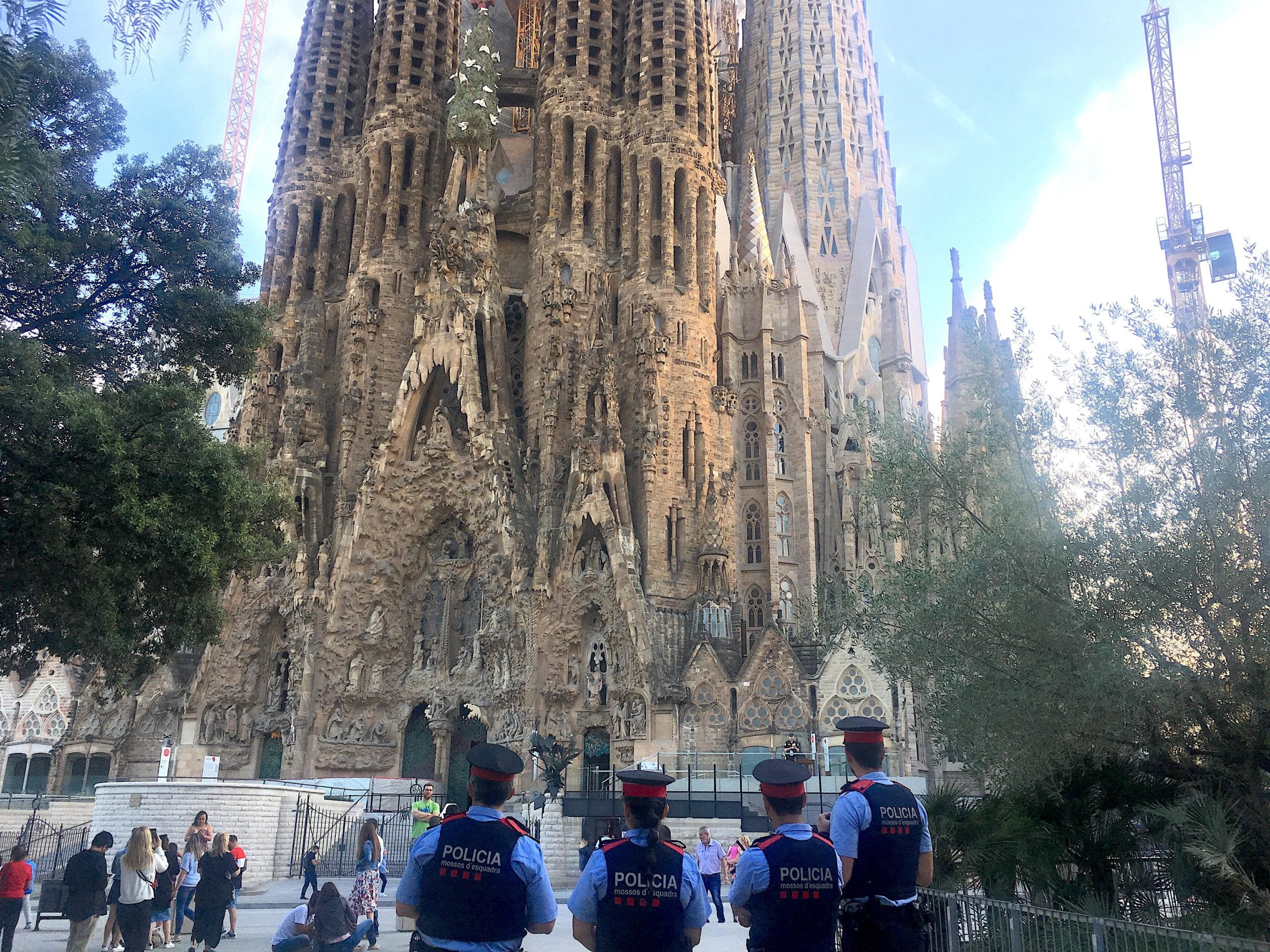 Imatge d'arxiu d'agents dels Mossos d'Esquadra davant de la Sagrada Família / S.B.