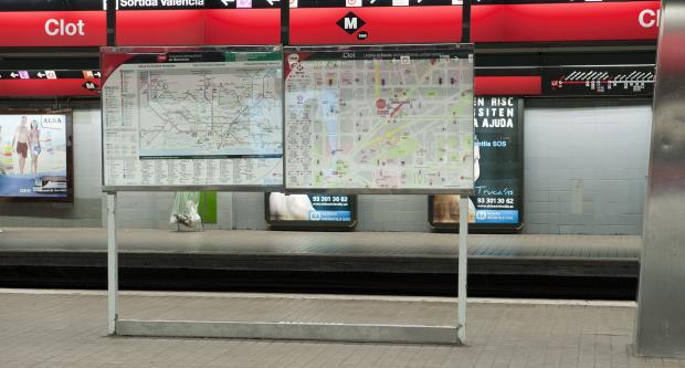 Plafons informatius a l'estació del Clot de la L1 del metro. / TMB