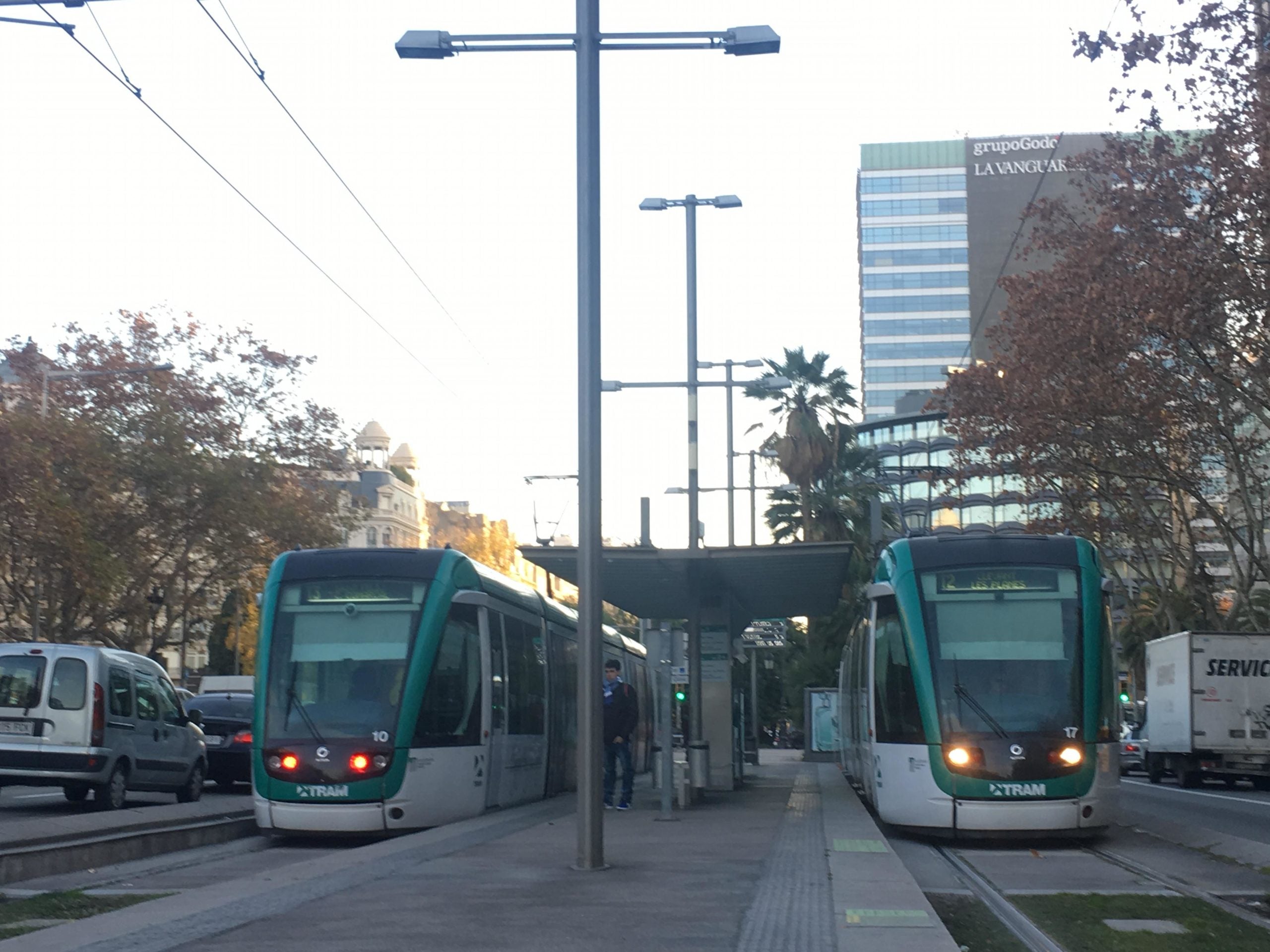 Dos combois del tramvia Trambaix a la parada de Francesc Macià, a la Diagonal de Barcelona / S.B.