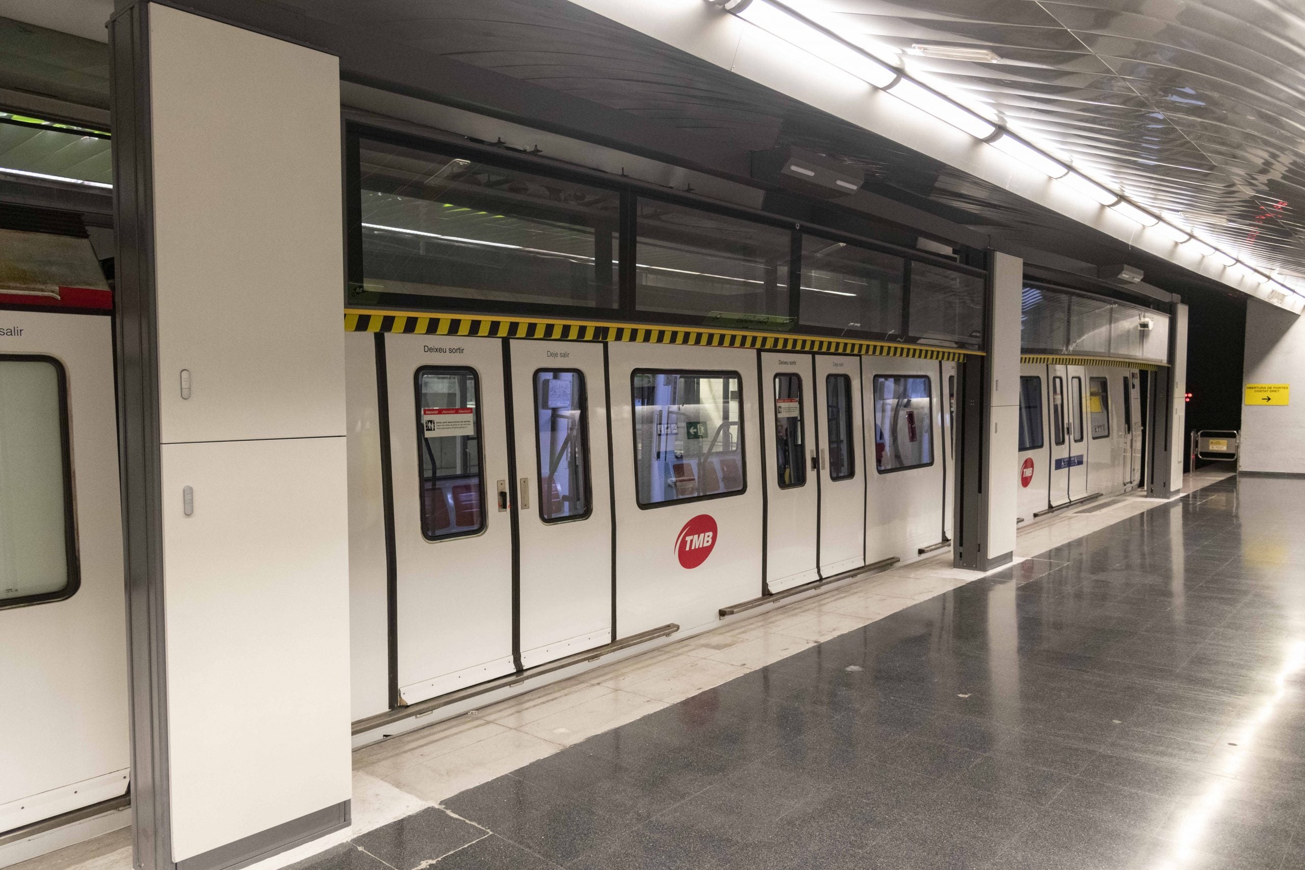 Portes automàtiques verticals a l'estació de Can Cuiàs, a la L11. | TMB
