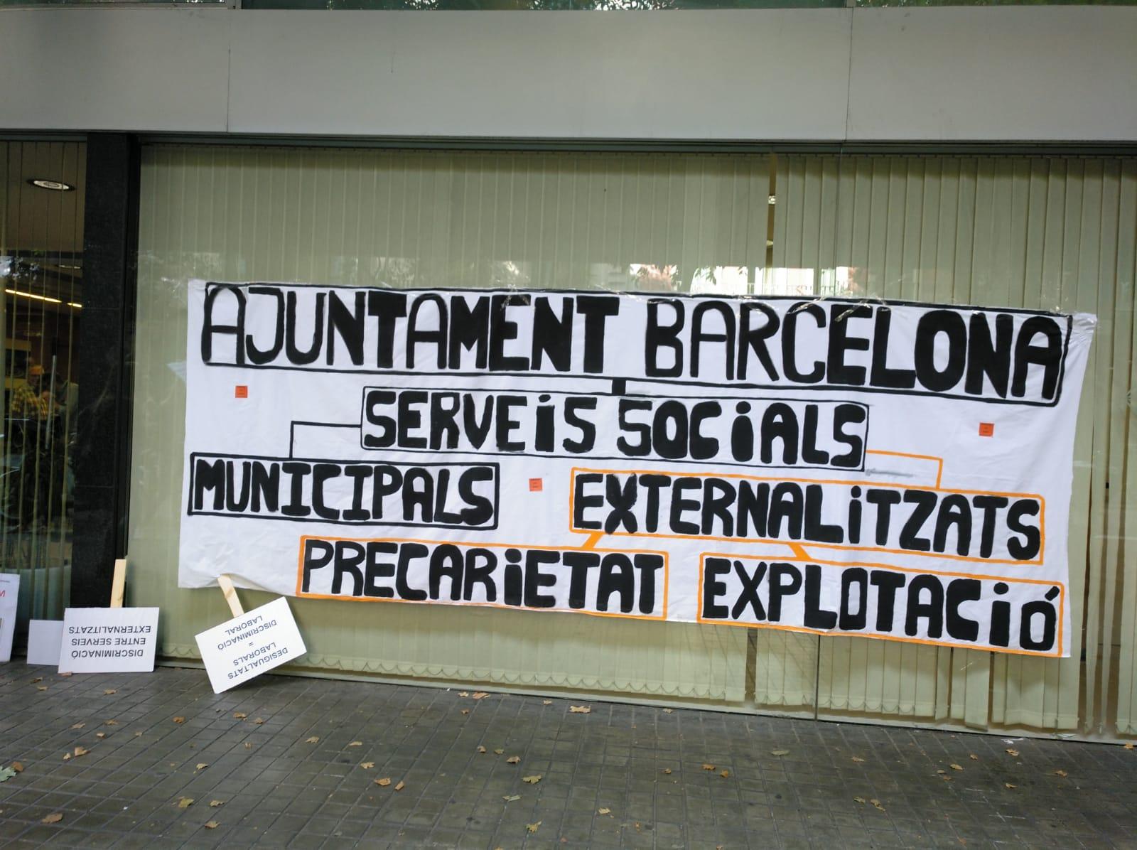 La pancarta a l'Institut Municipal de Serveis Socials penjada aquest m