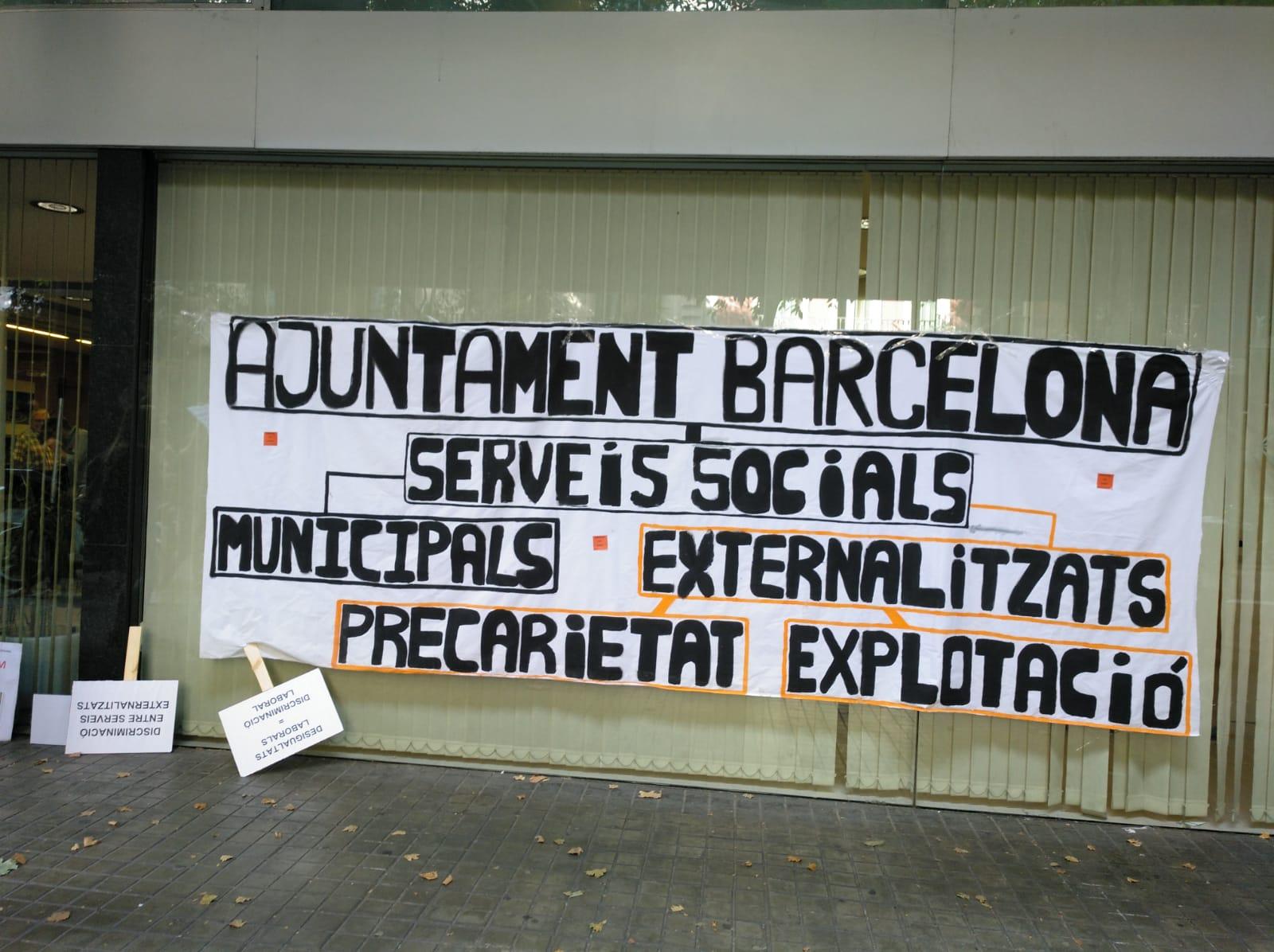 La pancarta a l'Institut Municipal de Serveis Socials penjada aquest matí. / Cedida