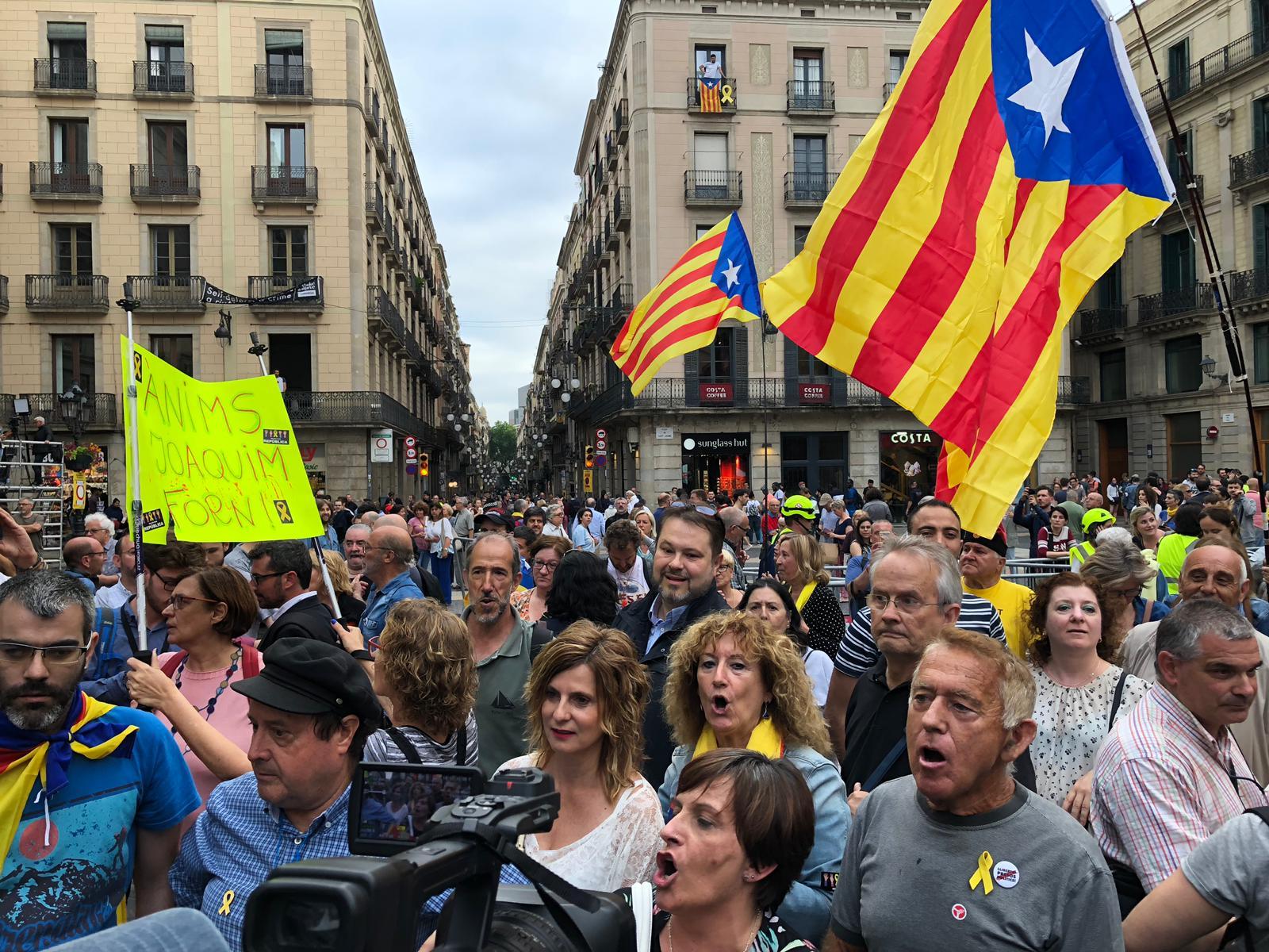 Independentistes a la plaça Sant Jaume que han increpat Colau a la sortida del ple d'investidura / Q.S.