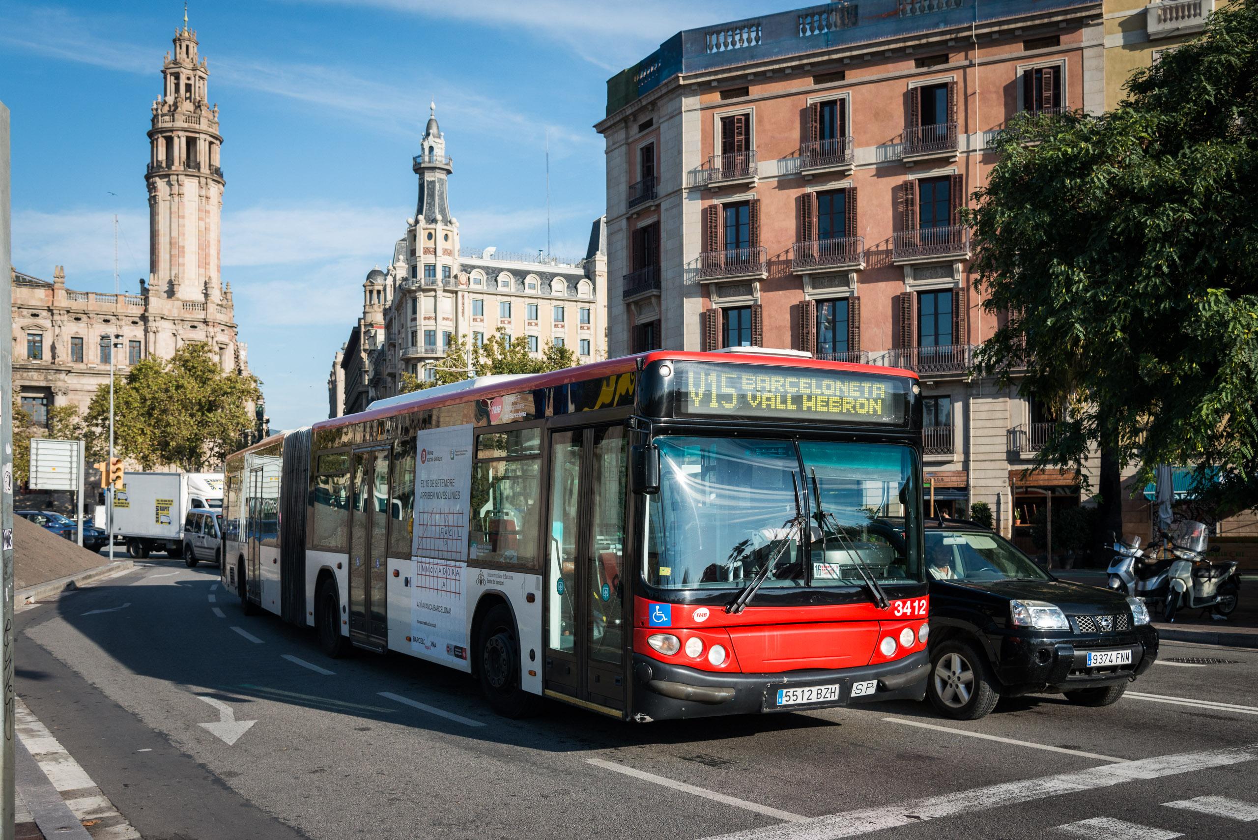 Autobús de la línia V15 a l'alçada de Correus / TMB