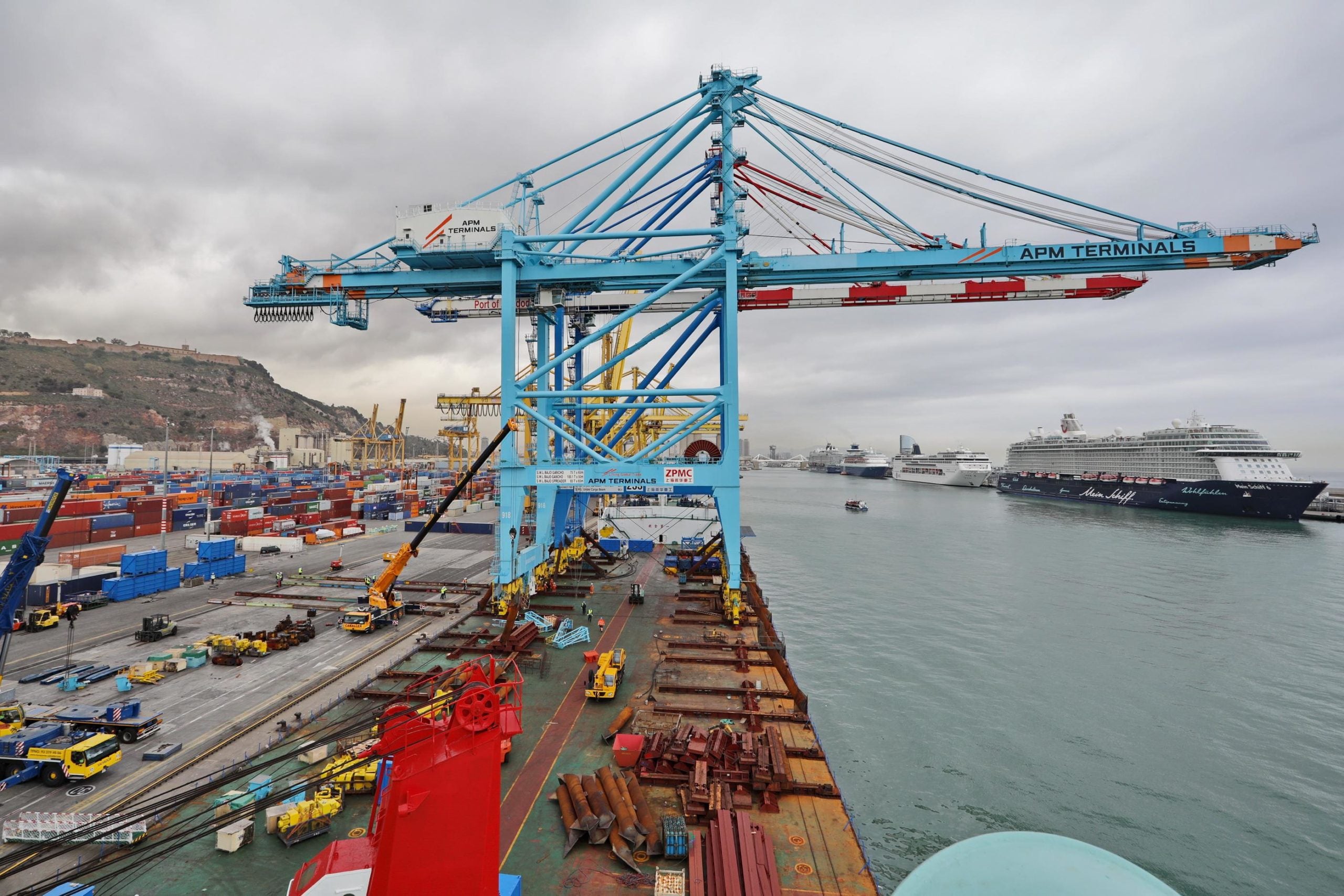 Les dues grues han arribat a Barcelona a bord del vaixell xinès 'Zhen Hua 23' / APM Terminals