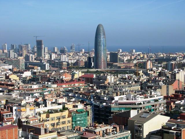 Imatge d'arxiu de Barcelona, amb la torre Agbar al fons. / Flickr