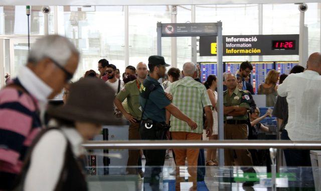 Passatgers passant el control de seguretat de l'aeroport del Prat. / ACN