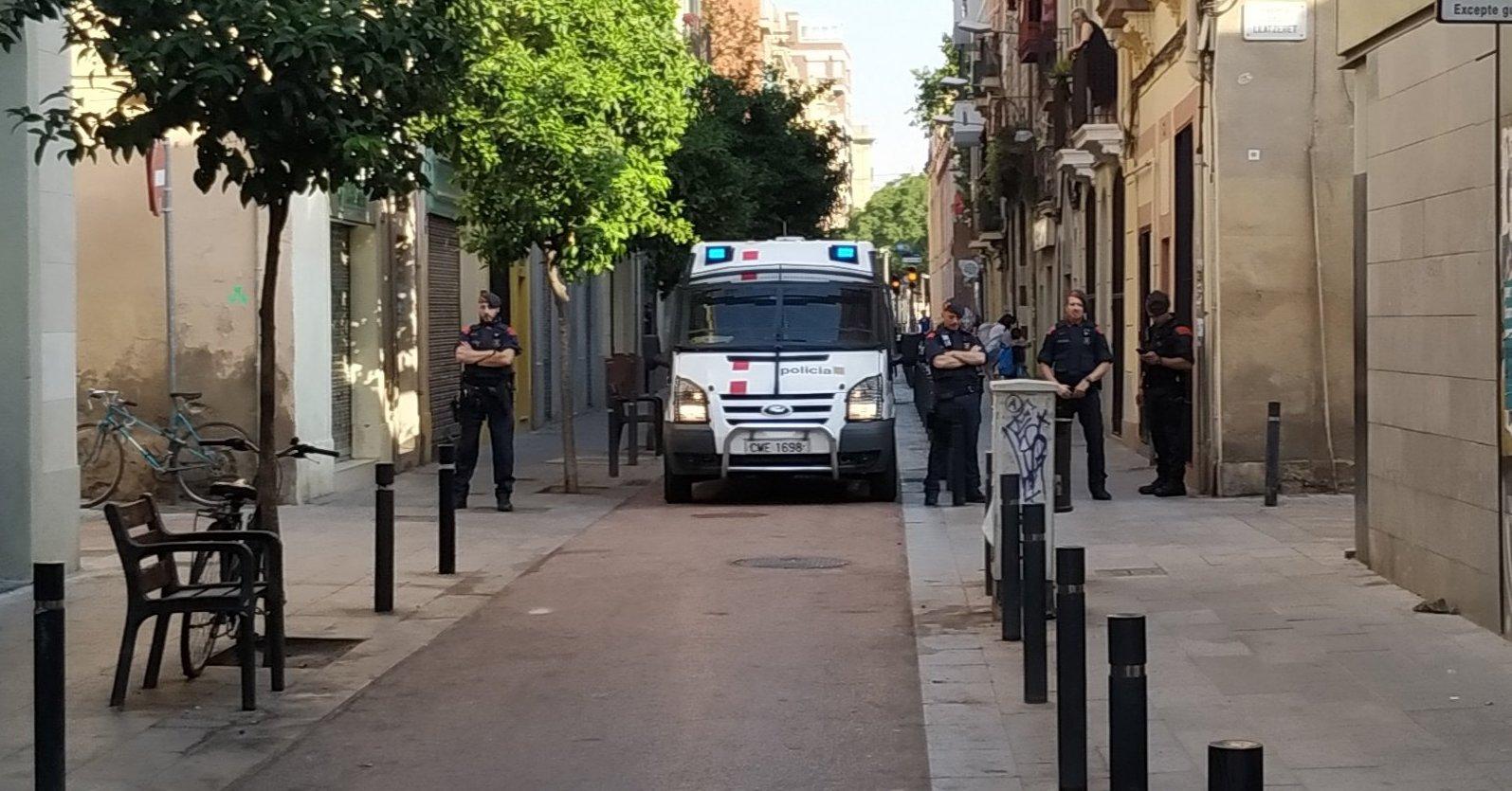 Els Mossos han encerclat la zona on hi havia Casa Àfrica per impedir que ningú hi tornés a entrar / @casafricasuport