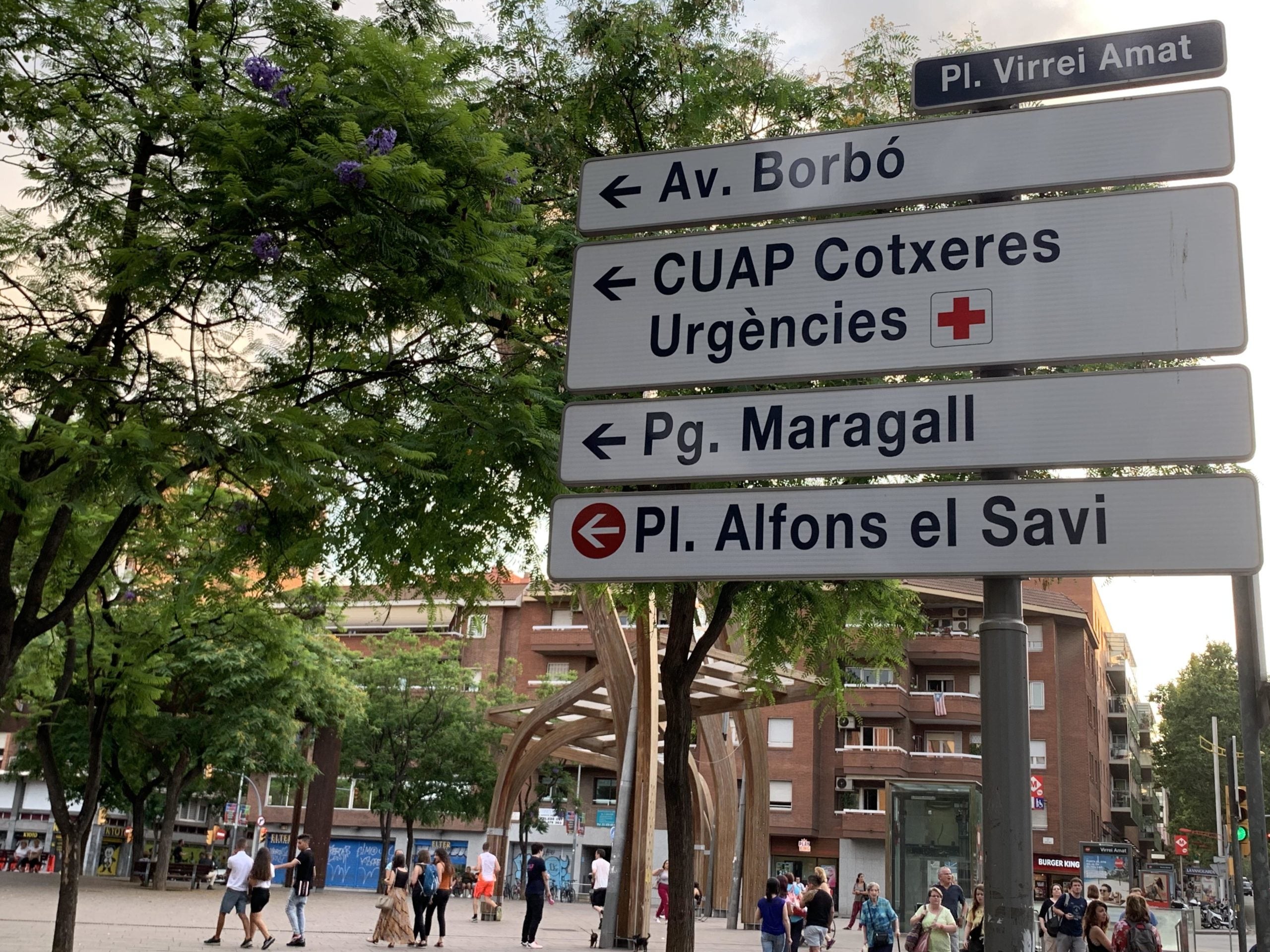 Rètol amb indicacions per al trànsit de la plaça Virrei i Amat, amb la referència a l'avinguda Borbó, dimecres / S.B.