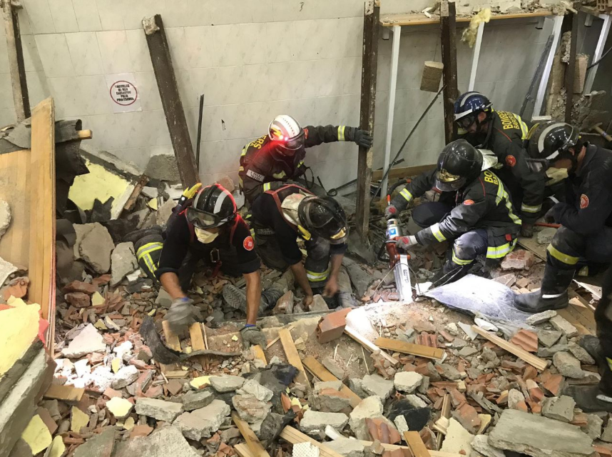Un moment del rescat dels Bombers de Barcelona en un soterrani del Poble-sec, al carrer Vila i Vilà / Bombers de Barcelona