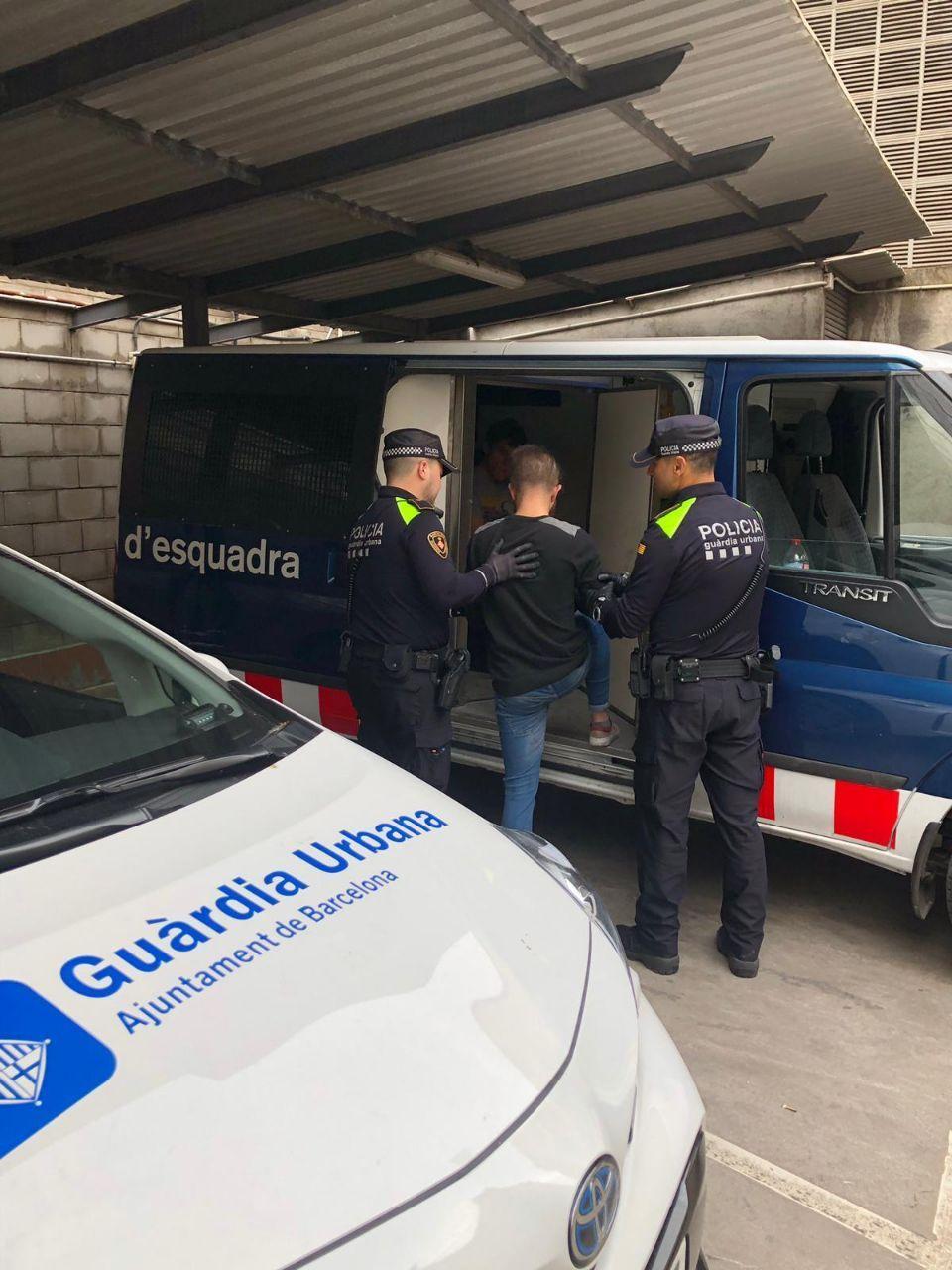 Imatge d'arxiu dels Mossos detenint un home a Ciutat Vella / Mossos