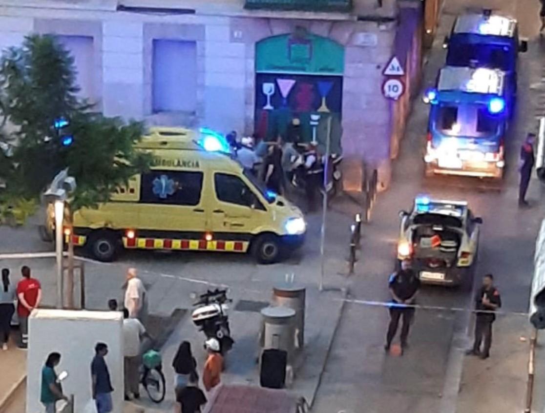 Ambulàncies del SEM i Mossos d'Esquadra en el lloc del crim, a la plaça Folch i Torres del Raval. / @BCNHelpers