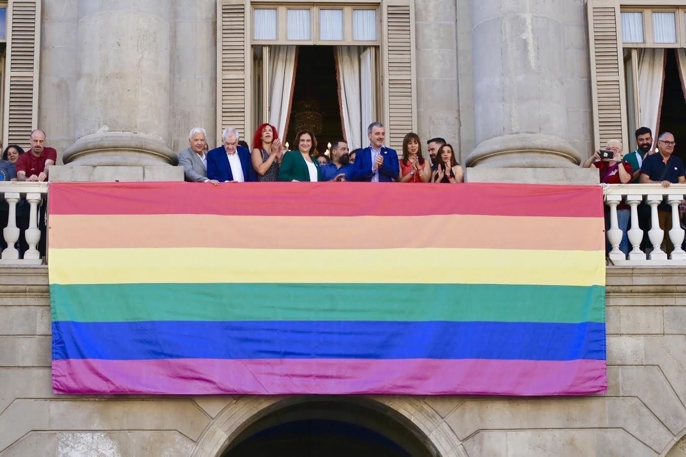 La bandera LGTBI a la façana de l'Ajuntament de Barcelona / Europa Press