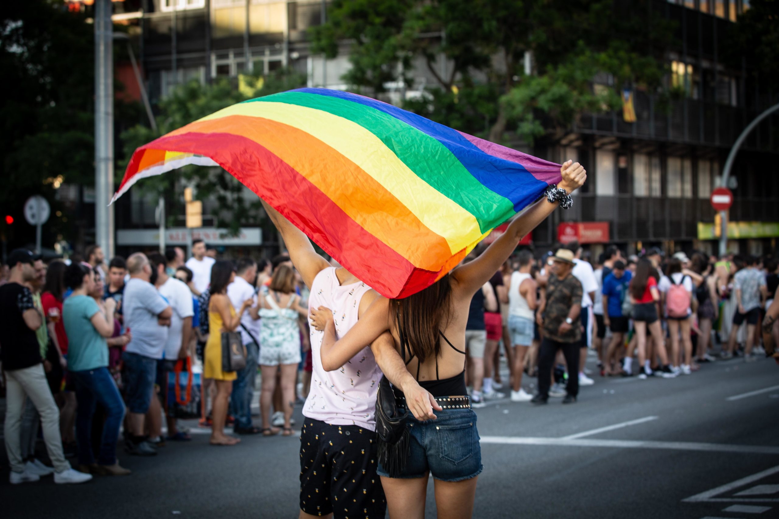 Dues persones amb una bandera LGTBI / Europa Press