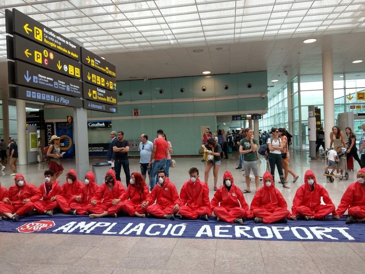 Activistes contraris a l'ampliació de l'aeroport del Prat. / Europa Press